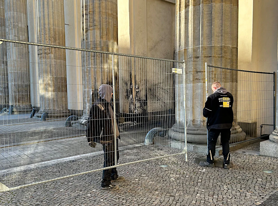Am Brandenburger Tor in Berlin-Mitte werden Bauzäune aufgestellt. Ein Auto war gegen eine Säule gerast.