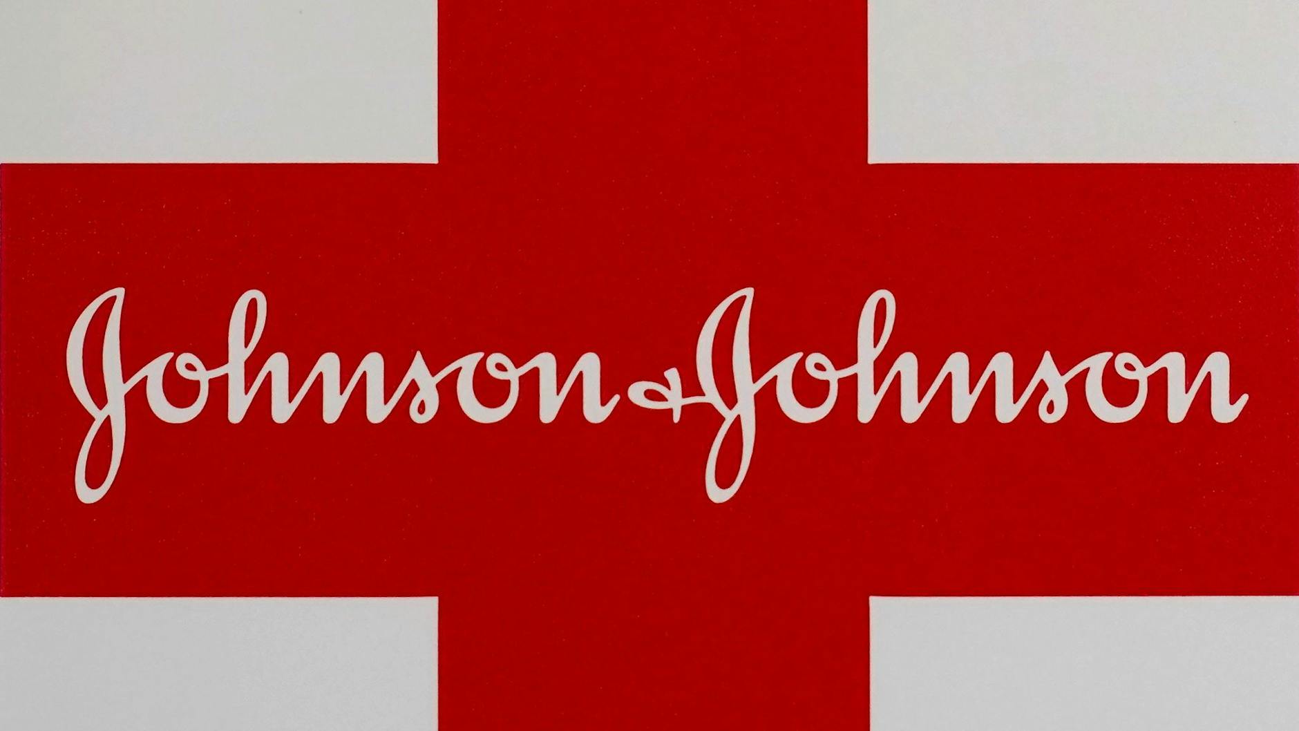 ARCHIV - Ein Logo des US-amerikanischer Pharmazie- und Konsumgüterhersteller Johnson & Johnson auf einem Erste-Hilfe-Kasten.