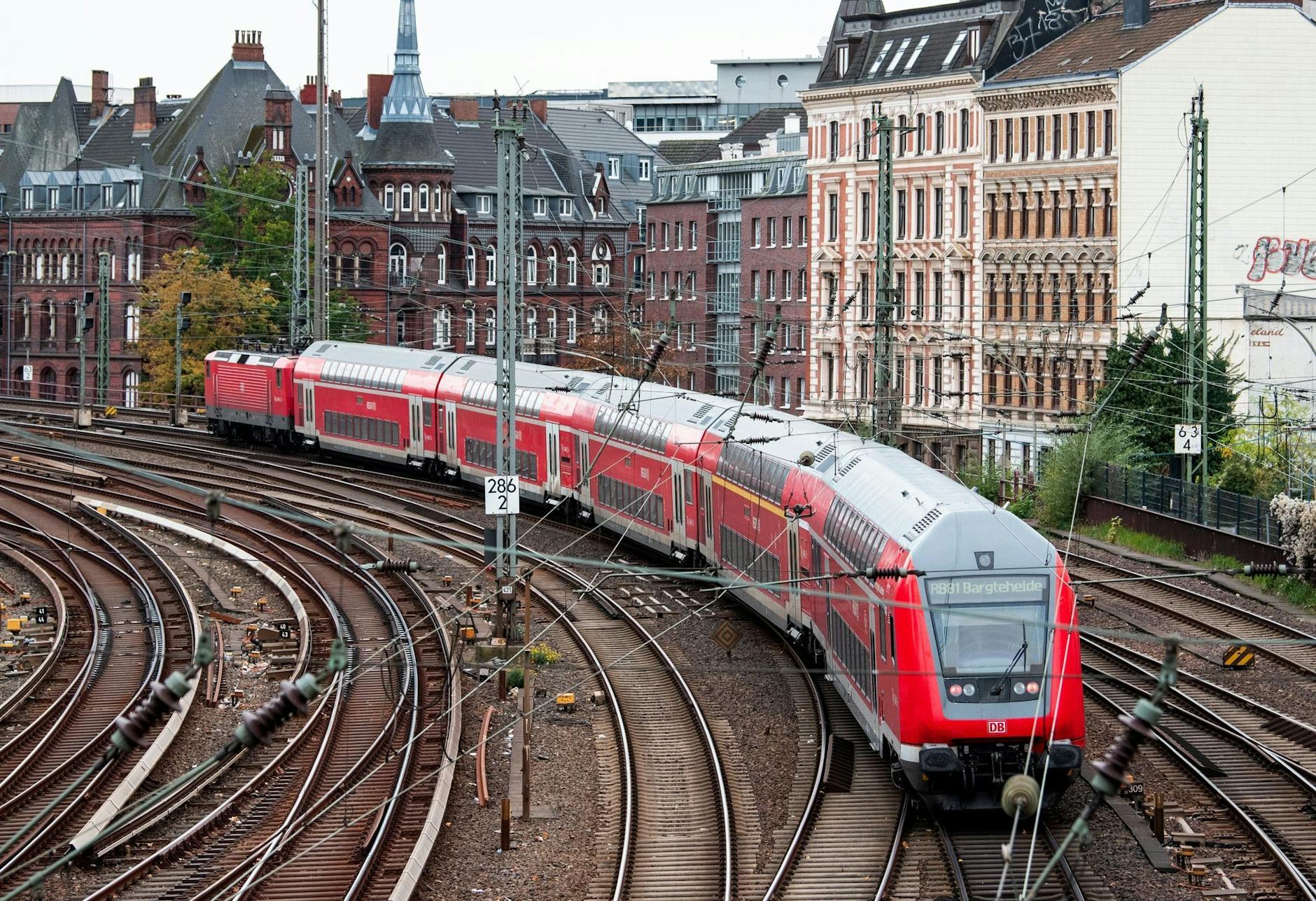 ARCHIV - Das bundesweit nutzbare Ticket für Busse und Bahnen im Nahverkehr soll einen Einführungspreis von 49 Euro im Monat haben. woldt