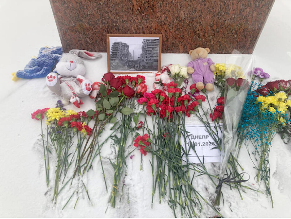 Nach dem russischen Angriff auf Dnipro haben Menschen in Moskau Blumen und ein gerahmtes Foto des zerstörten Wohnhauses abgelegt.
