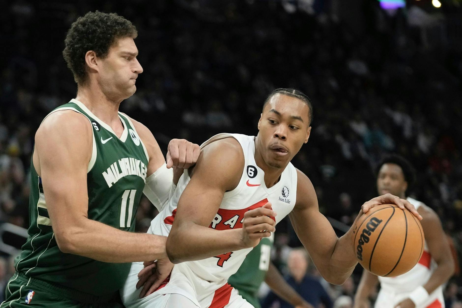 Brook Lopez (l) setzte sich mit den Milwaukee Bucks gegen Scottie Barnes und die Toronto Raptors durch.