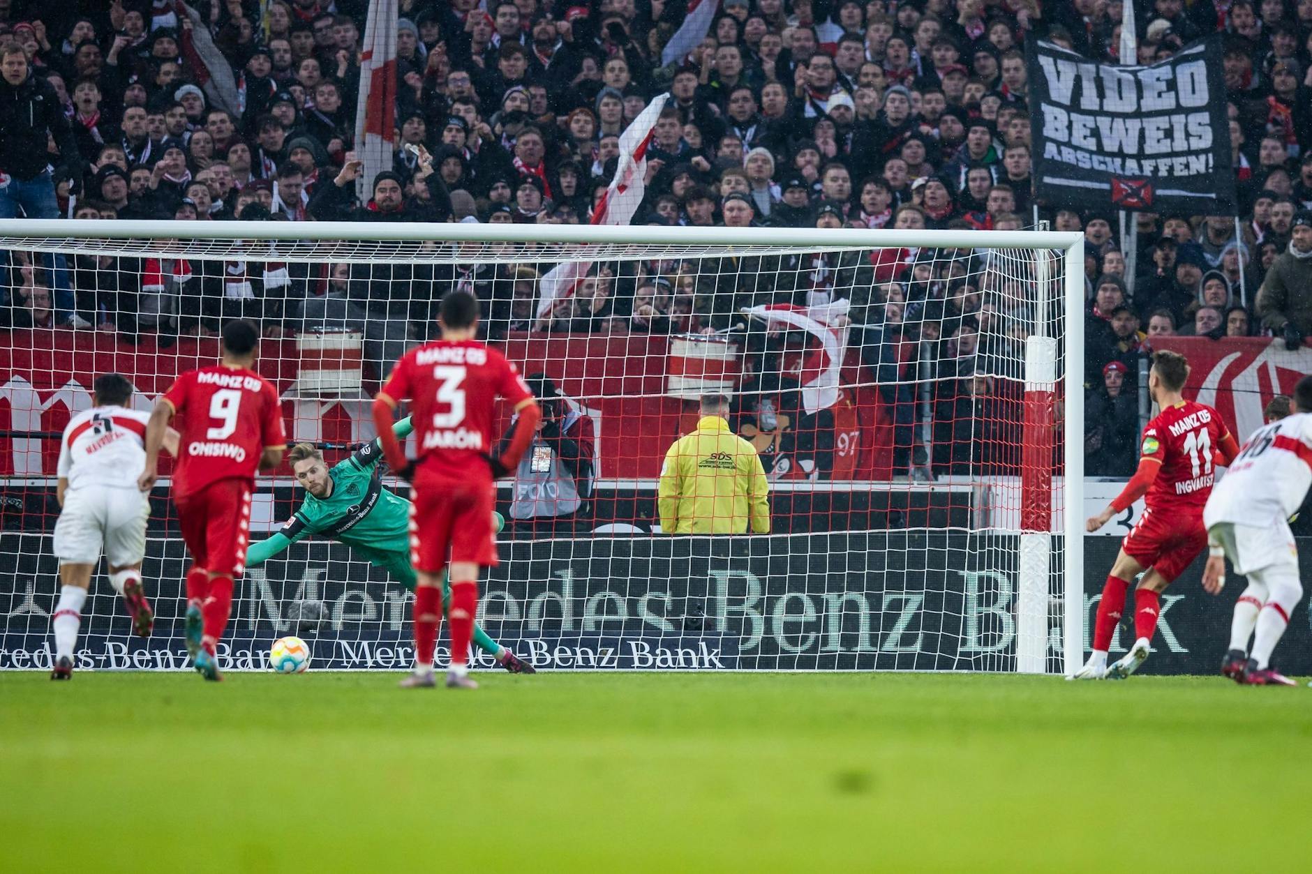 Der Mainzer Marcus Ingvartsen (2.v.r) erzielt per Strafstoß das Tor zum 1:1-Ausgleich gegen Stuttgarts Torwart Florian Müller (hinten).