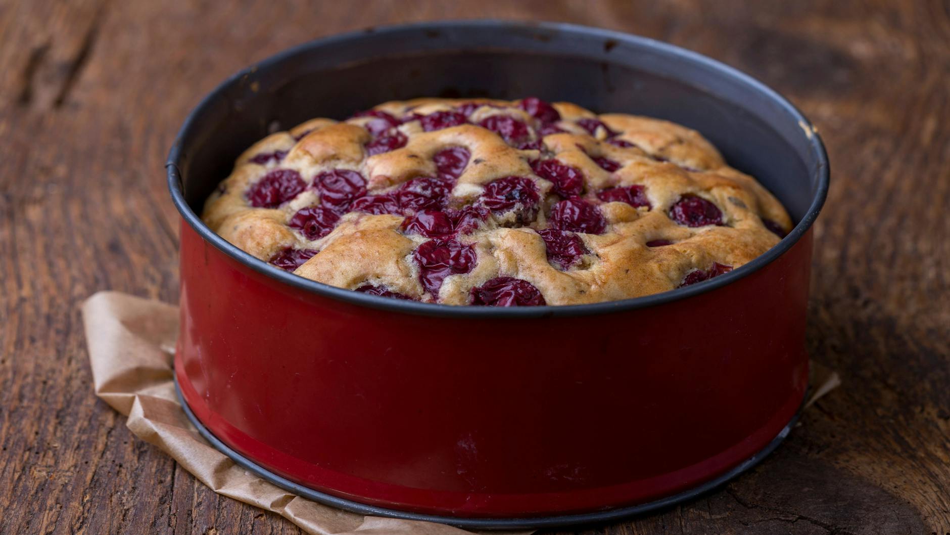 Das leckere Kirschkuchen-Rezept ist total simpel. Einfacher kann man Kirschkuchen wirklich nicht backen.