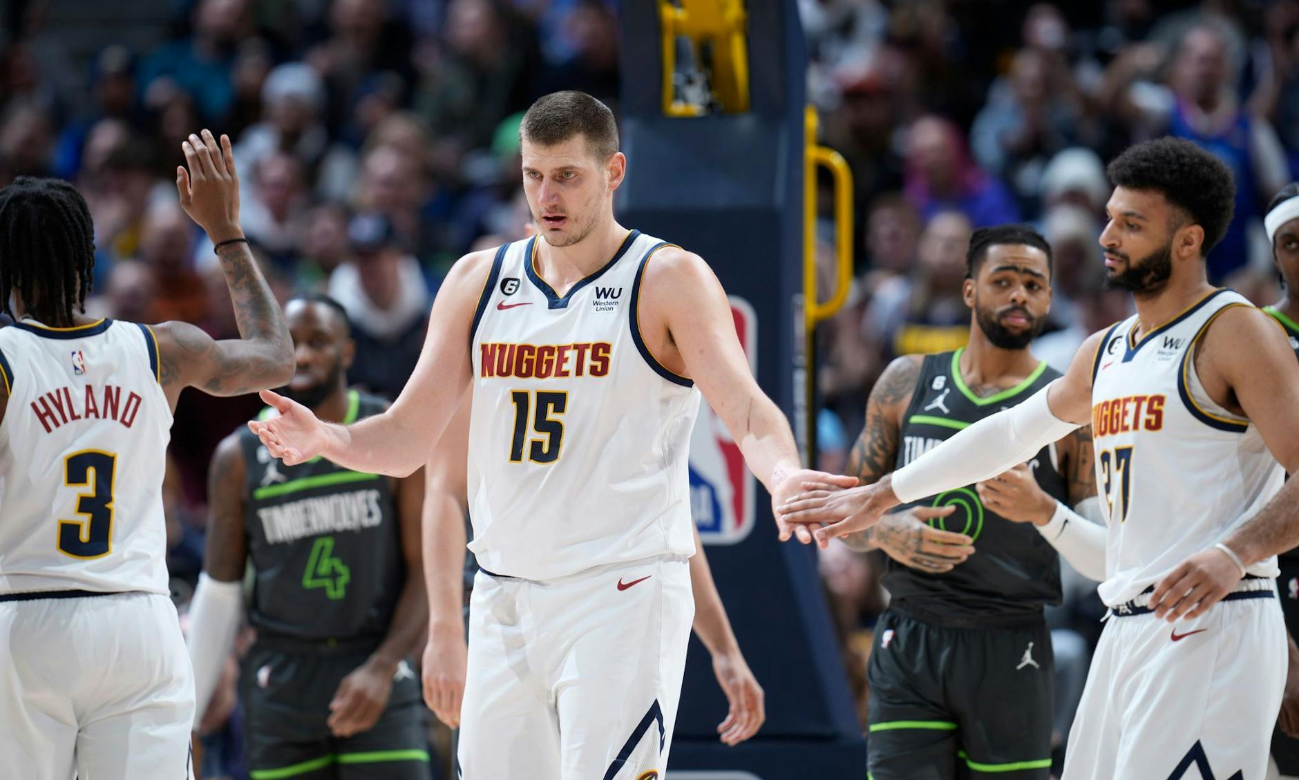 Nikola Jokic (l) erzielte 31 Punkte für die Denver Nuggets.