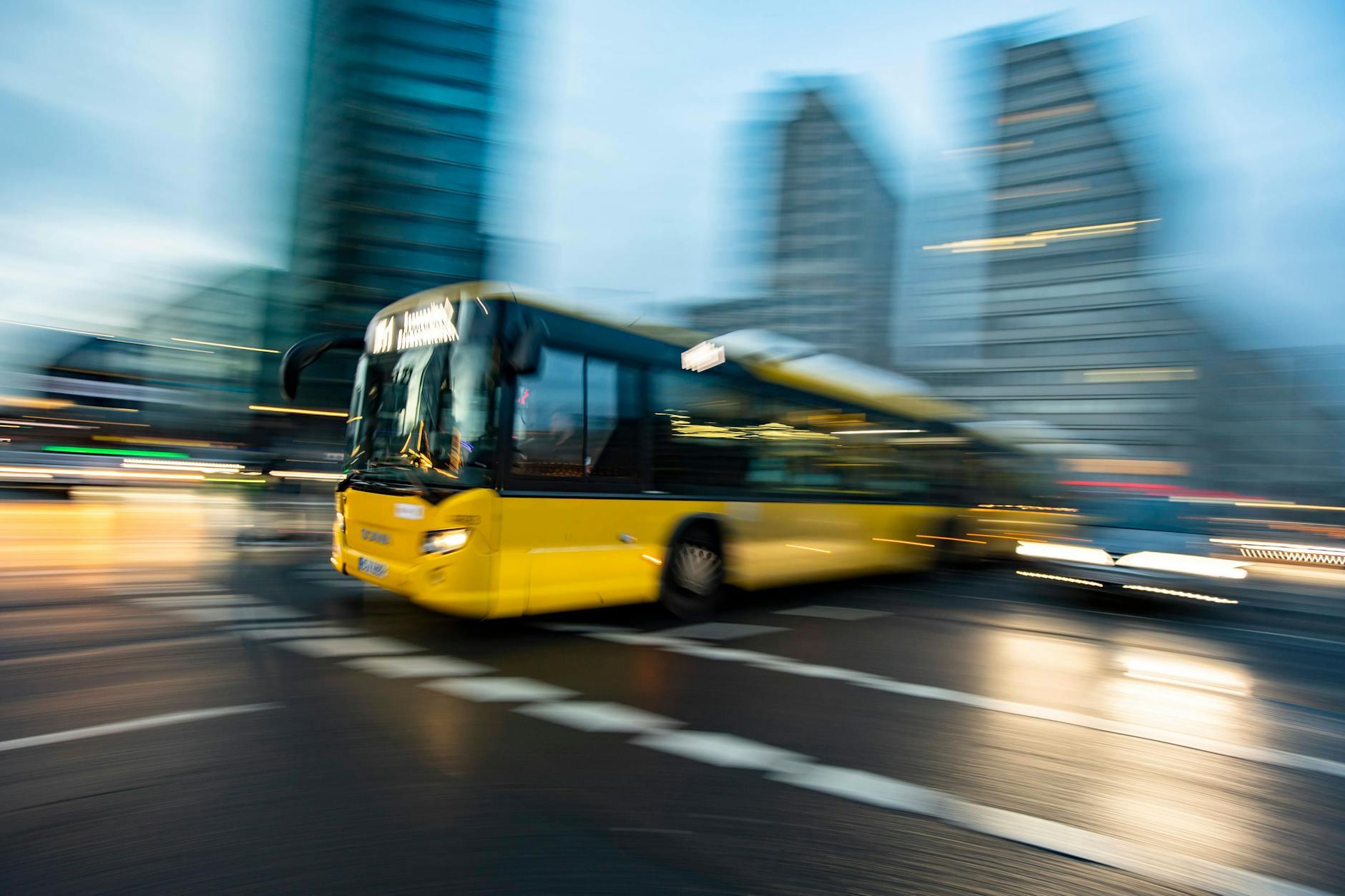 Ein Bus der BVG: Das Personal ist immer wieder Attacken aggressiver Fahrgäste ausgesetzt. 