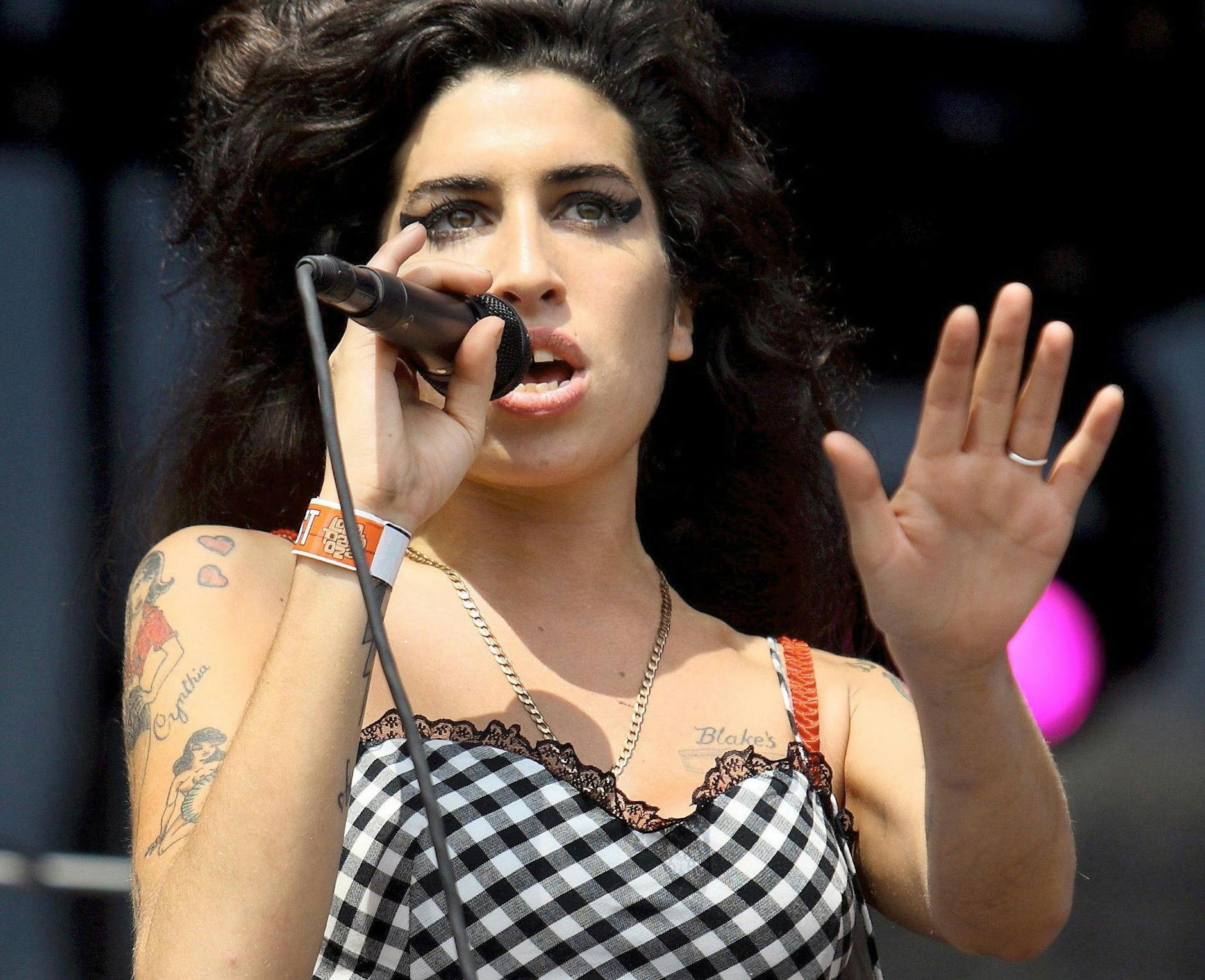 ARCHIV - Starb mit nur 27 Jahren: Das Leben der britischen Sängerin Amy Winehouse wird verfilmt.