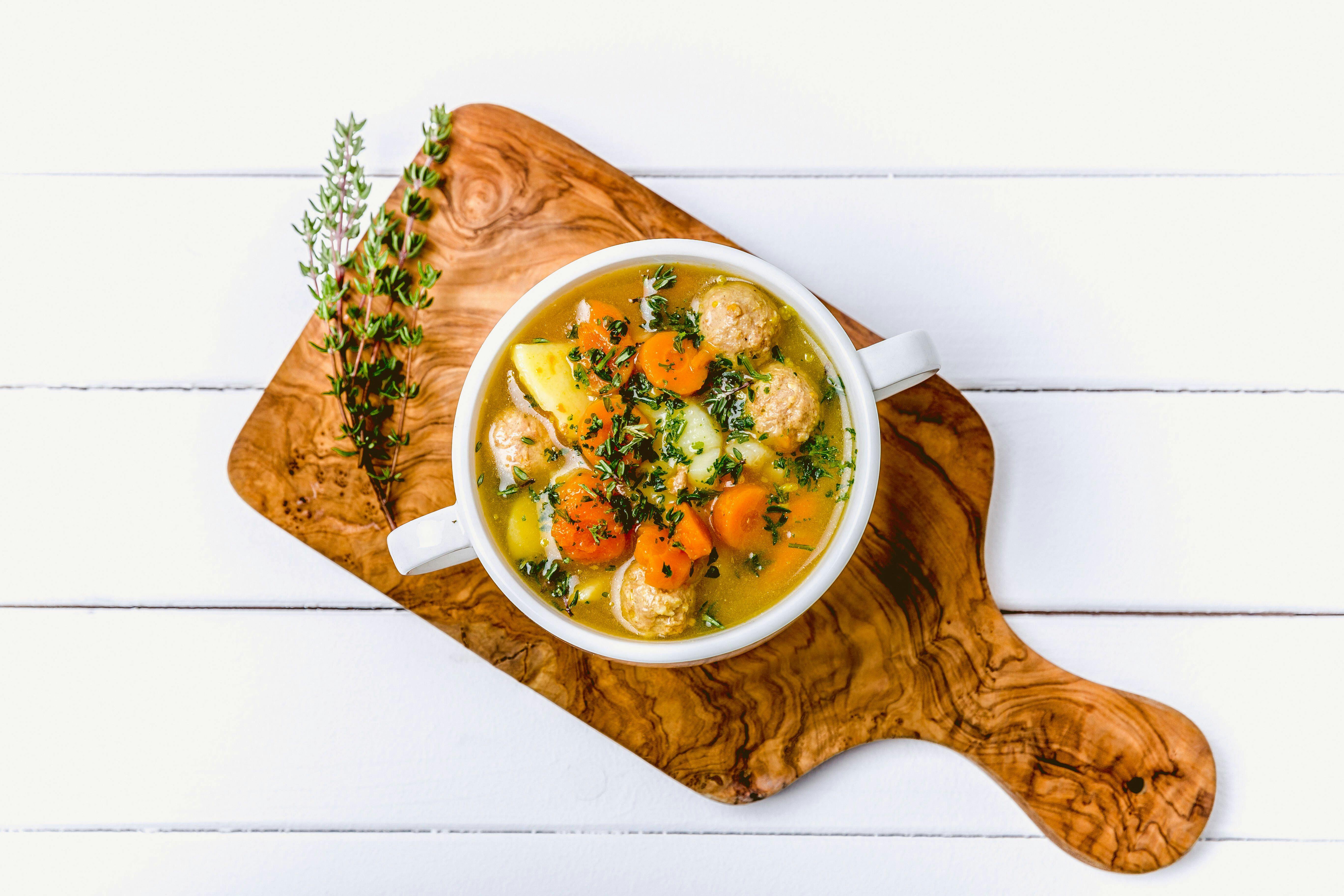 Genial und günstig: Rezept für Gemüseeintopf mit Fleischbällchen! So ...