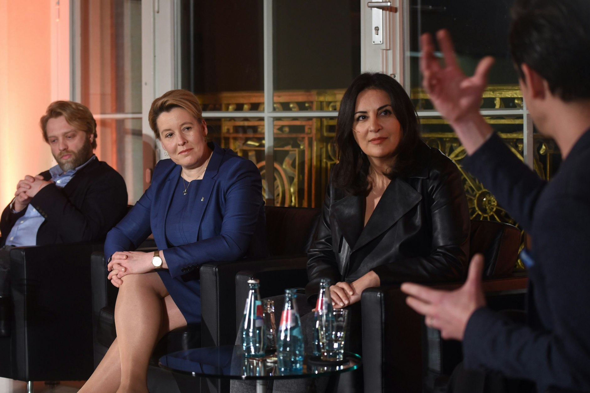 Nachdenklicher Abend: Moritz Eichhorn, Franziska Giffey und Düzen Tekkal.