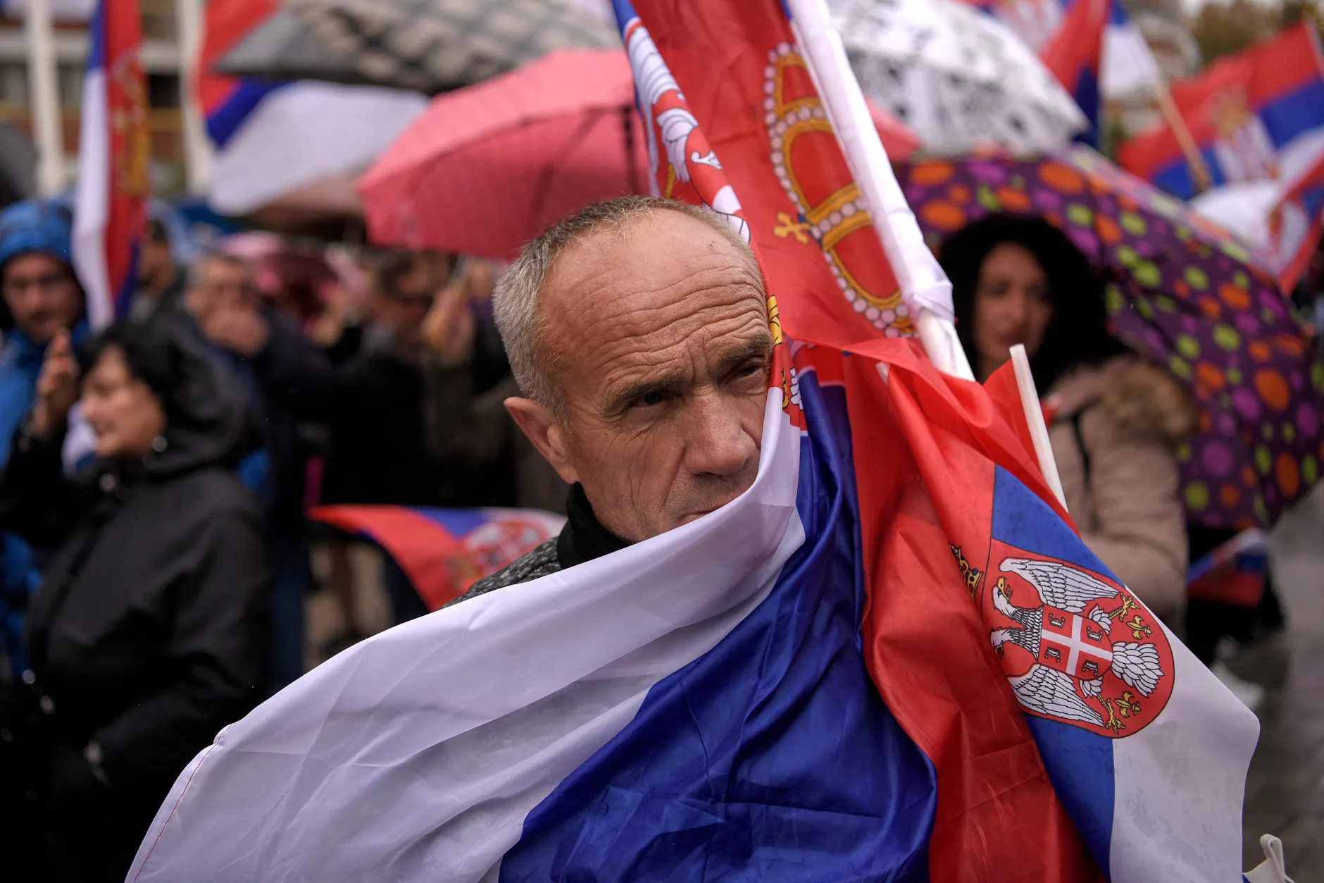 Ein Kosovo-Serbe bei einer Demonstration im serbisch dominierten Teil von Mitrovica.