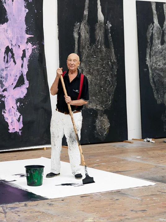 Georg Baselitz im Atelier als die Gelenke noch taugten. Inzwischen malt er im Rollstuhl.