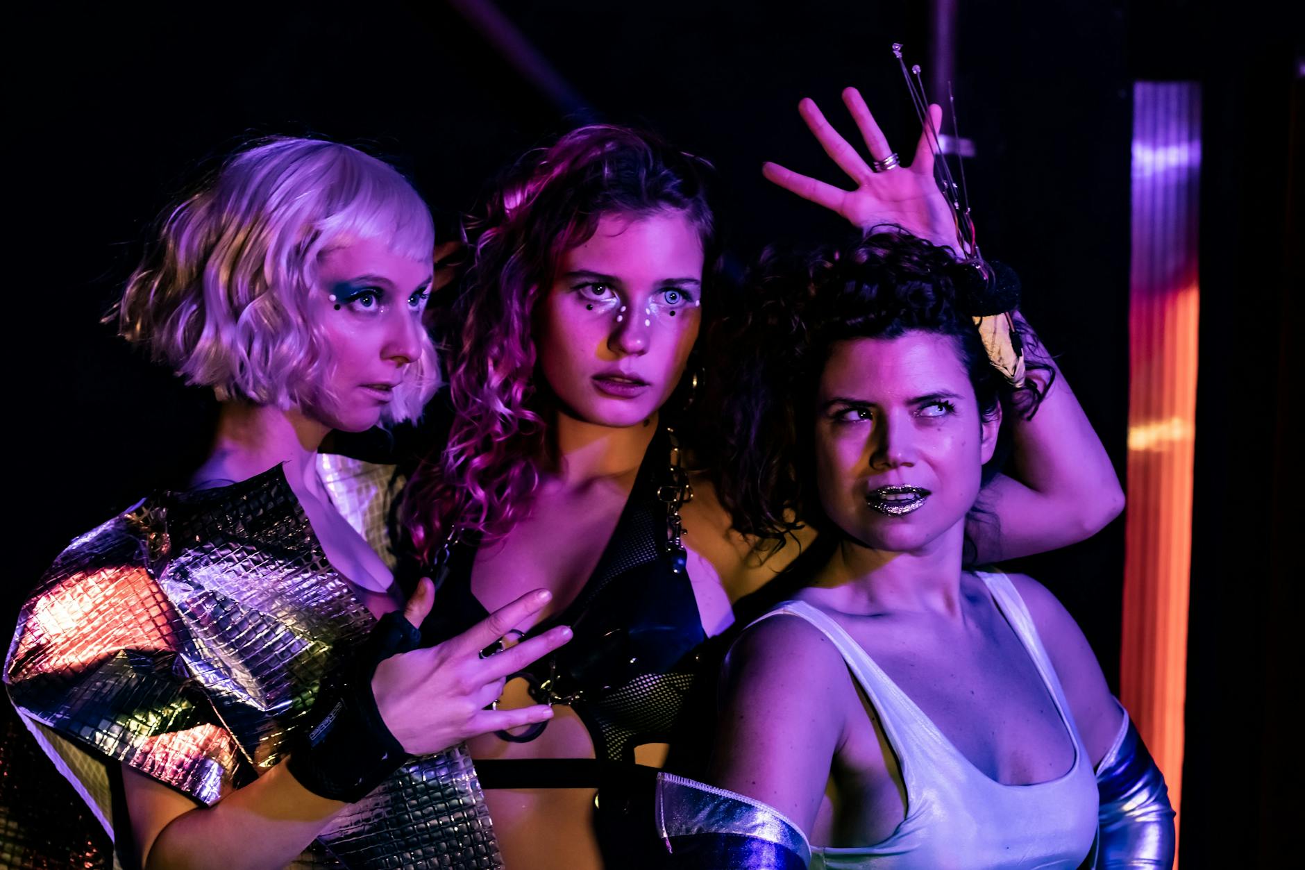 Leo Schramm (Mitte), Scarlett San Martin (Links) und Noemi Veberic Levovnik (Rechts) sind im About Blank halb Mensch und halb Maschine.
