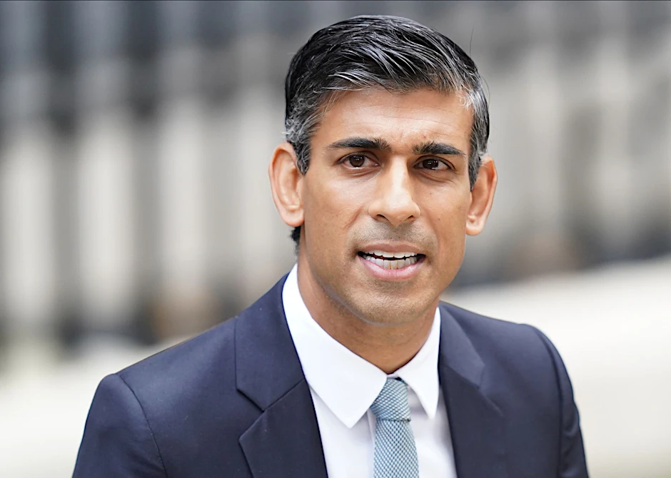 ARCHIV - Der britische Premier Rishi Sunak - das «Trugbild des kompetenten Rishi beginnt sich aufzulösen», kommentiert die Zeitung «Telegraph».  