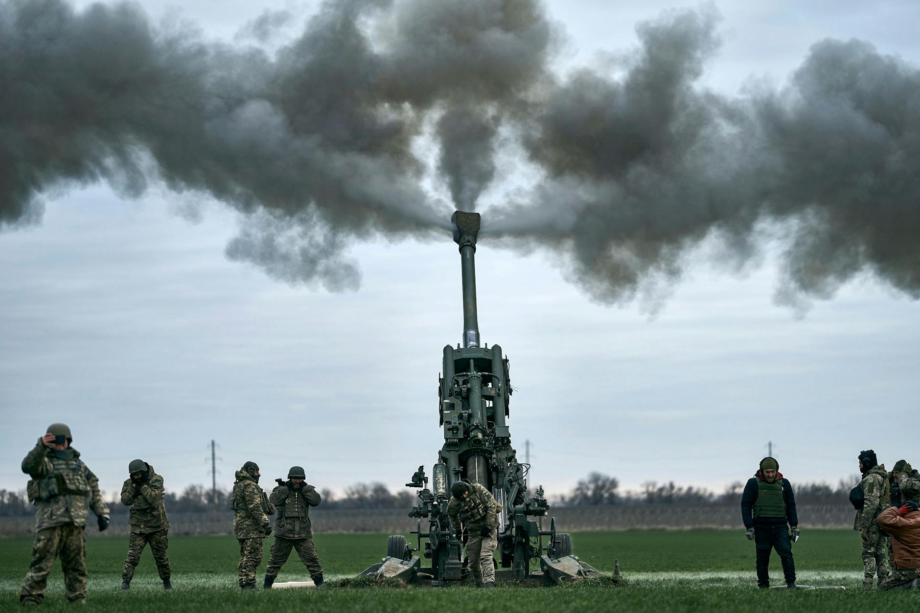 Ukrainische Soldaten feuern aus einer von den USA gelieferten Haubitze M777 auf russische Stellungen in der Region Cherson, Ukraine.