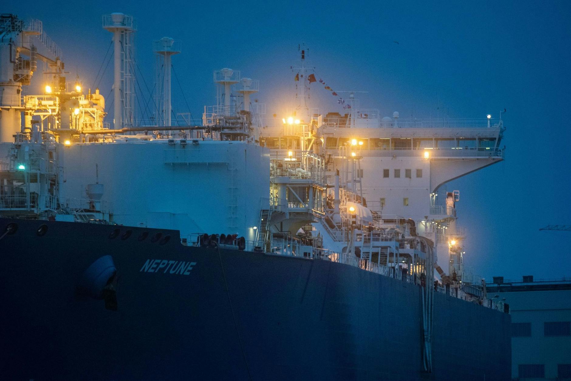 Das LNG-Verarbeitungsschiff „Neptune“ liegt im Industriehafen von Lubmin. In Lubmin ist auch ein HH2E- Kraftwerk geplant, das mit grünem Strom von den drei Offshore-Windparks vor der Küste betrieben werden soll.