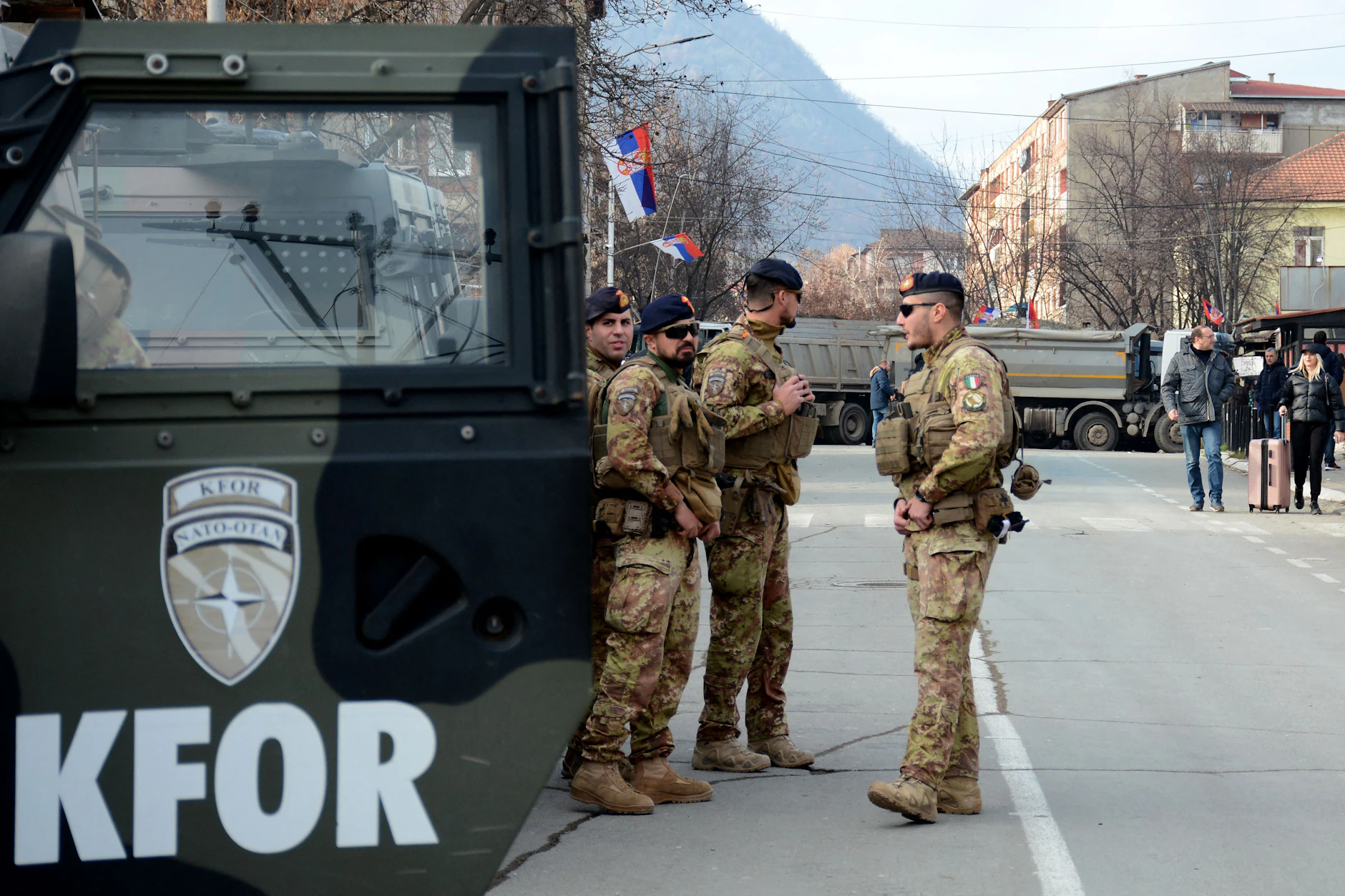 Dezember 2022: Italienische Soldaten der von der Nato geführten internationalen Friedensmission im Kosovo (Kfor) patrouillieren in der Nähe einer Straßensperre in Mitrovica.&nbsp;