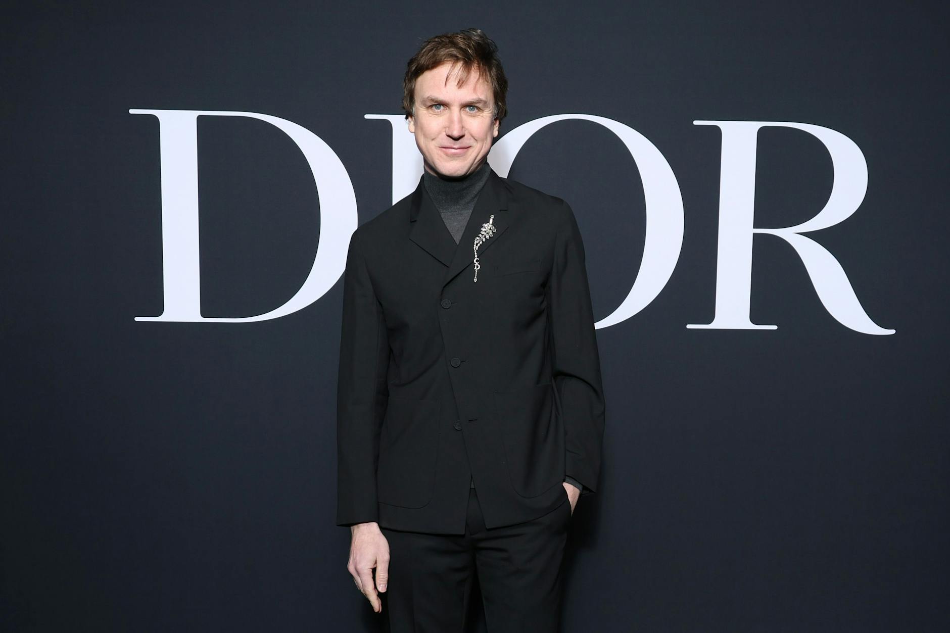 Gestern präsentierte Dior-Kreativdirektor Kim Jones die neue Männerkollektion. Auch der Berliner Schauspieler Lars Eidinger besuchte die Show.