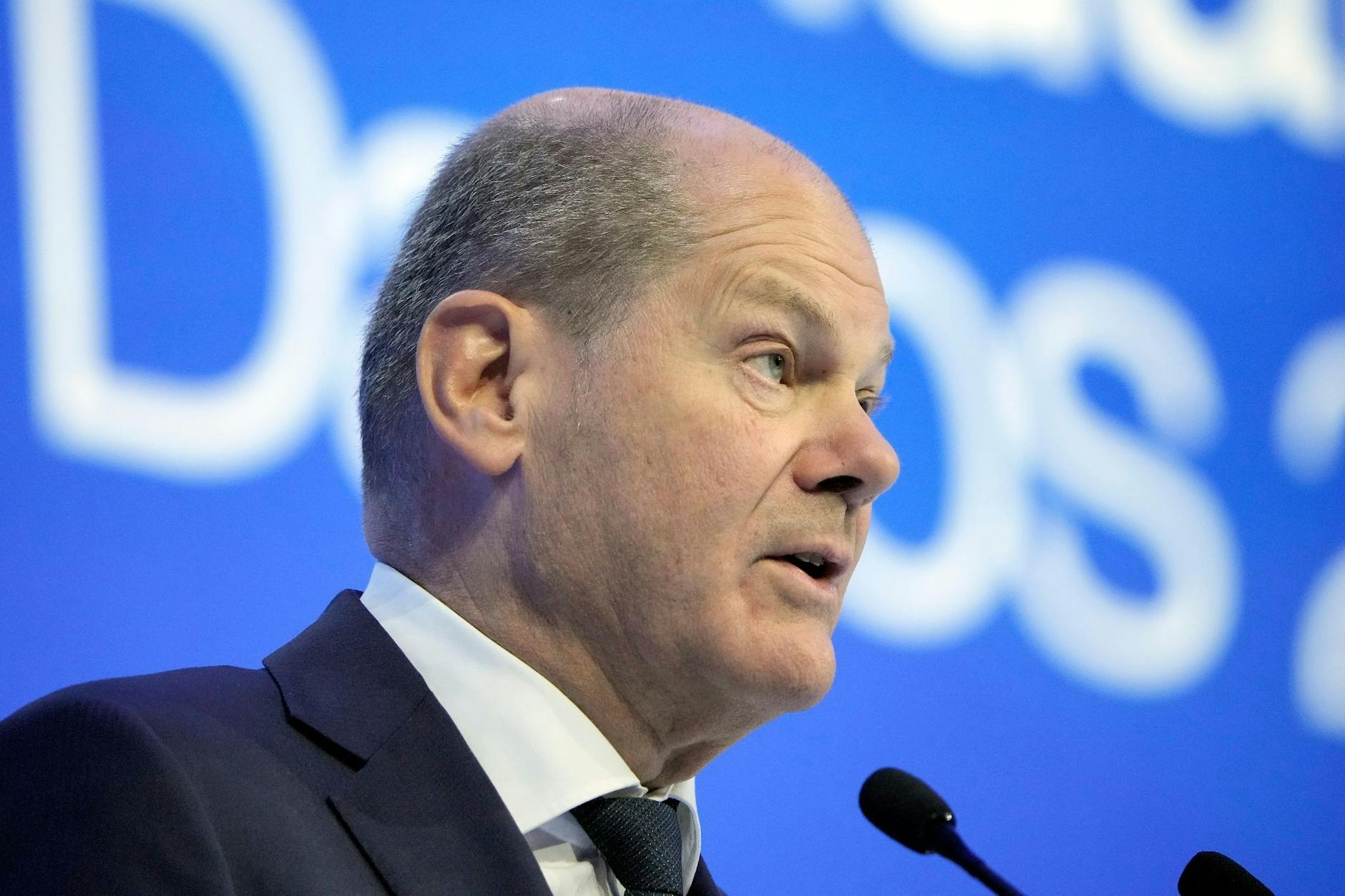 Bundeskanzler Olaf Scholz steht in der Frage nach Kampfpanzer-Lieferungen weiter unter Druck.