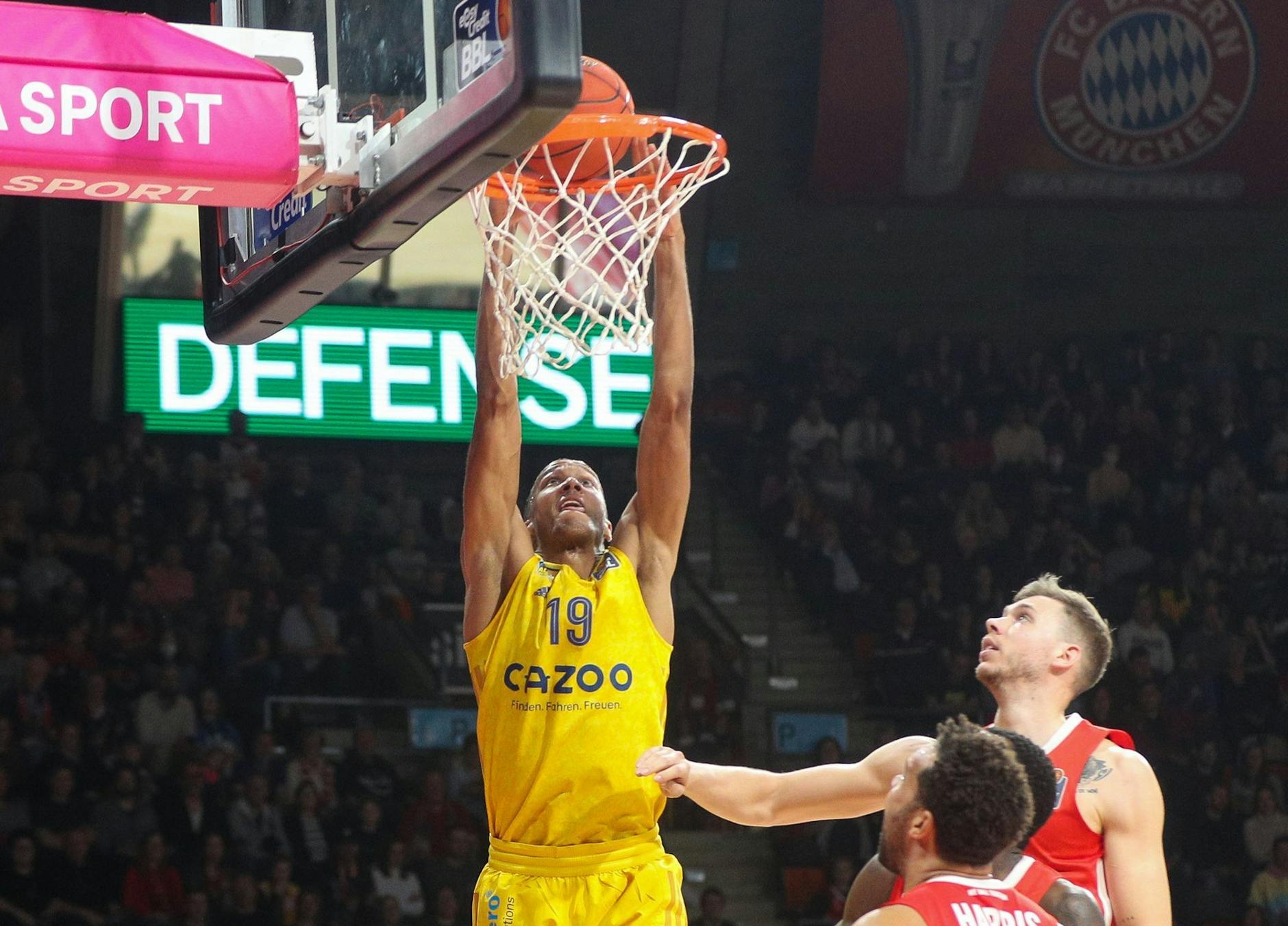 ARCHIV - Louis Olinde (l) von Alba Berlin geht zum Korb. dpa/Archivbild