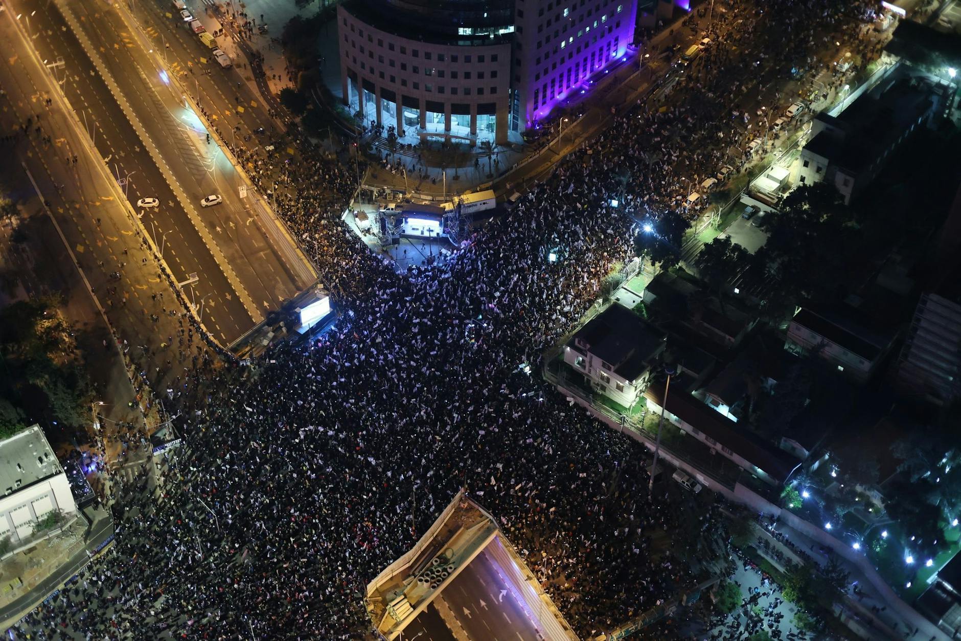 Über hunderttausend Menschen sind in Tel Aviv auf die Straßen gegangen. Auch in anderen Städten wurde demonstriert.
