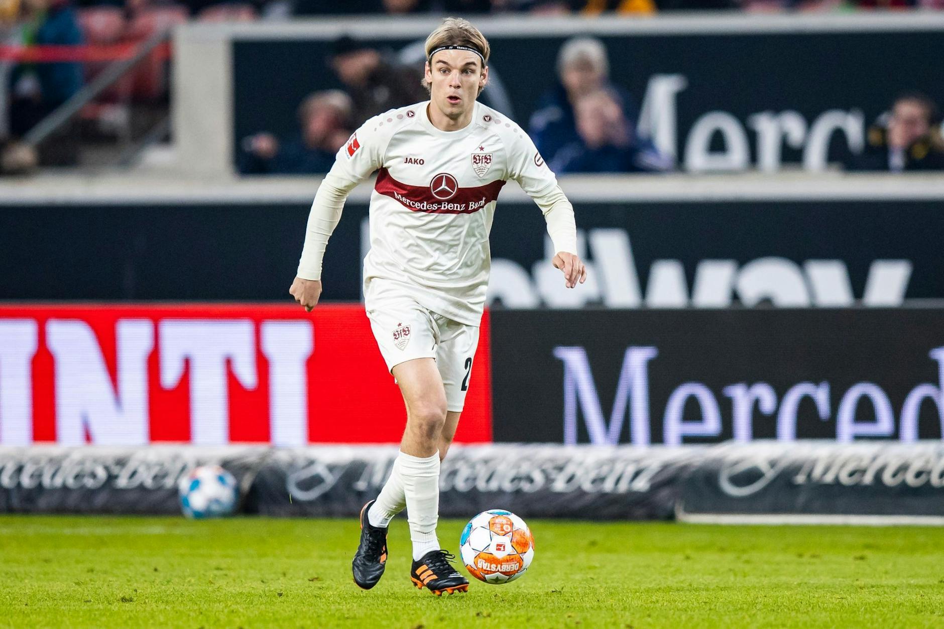 ARCHIV - Verteidiger Borna Sosa spielt seit fünf Jahren für den VfB Stuttgart.