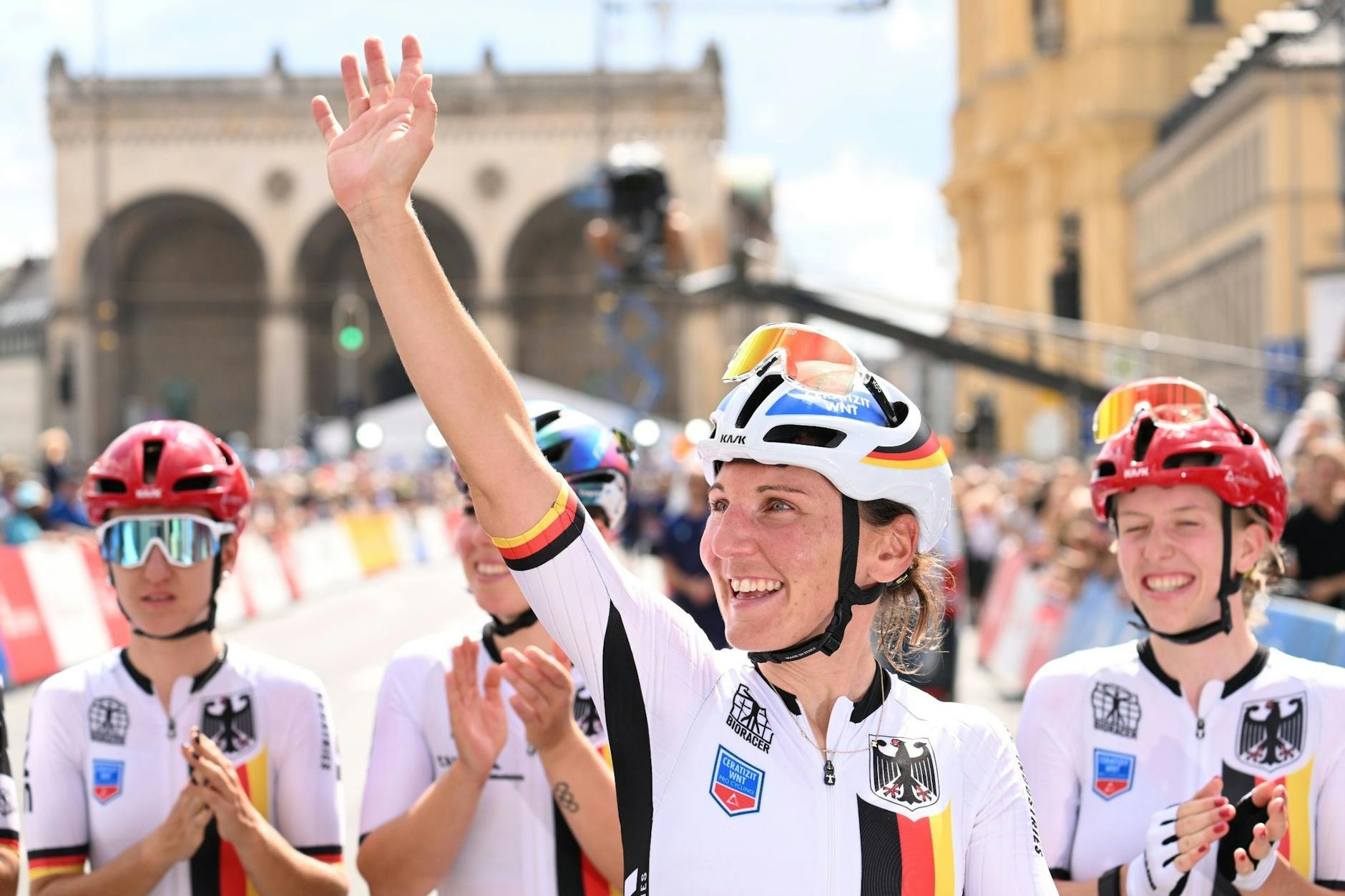 ARCHIV - Lisa Brennauer (M) winkt nach einem Rennen bei der Europameisterschaft im Sommer.
