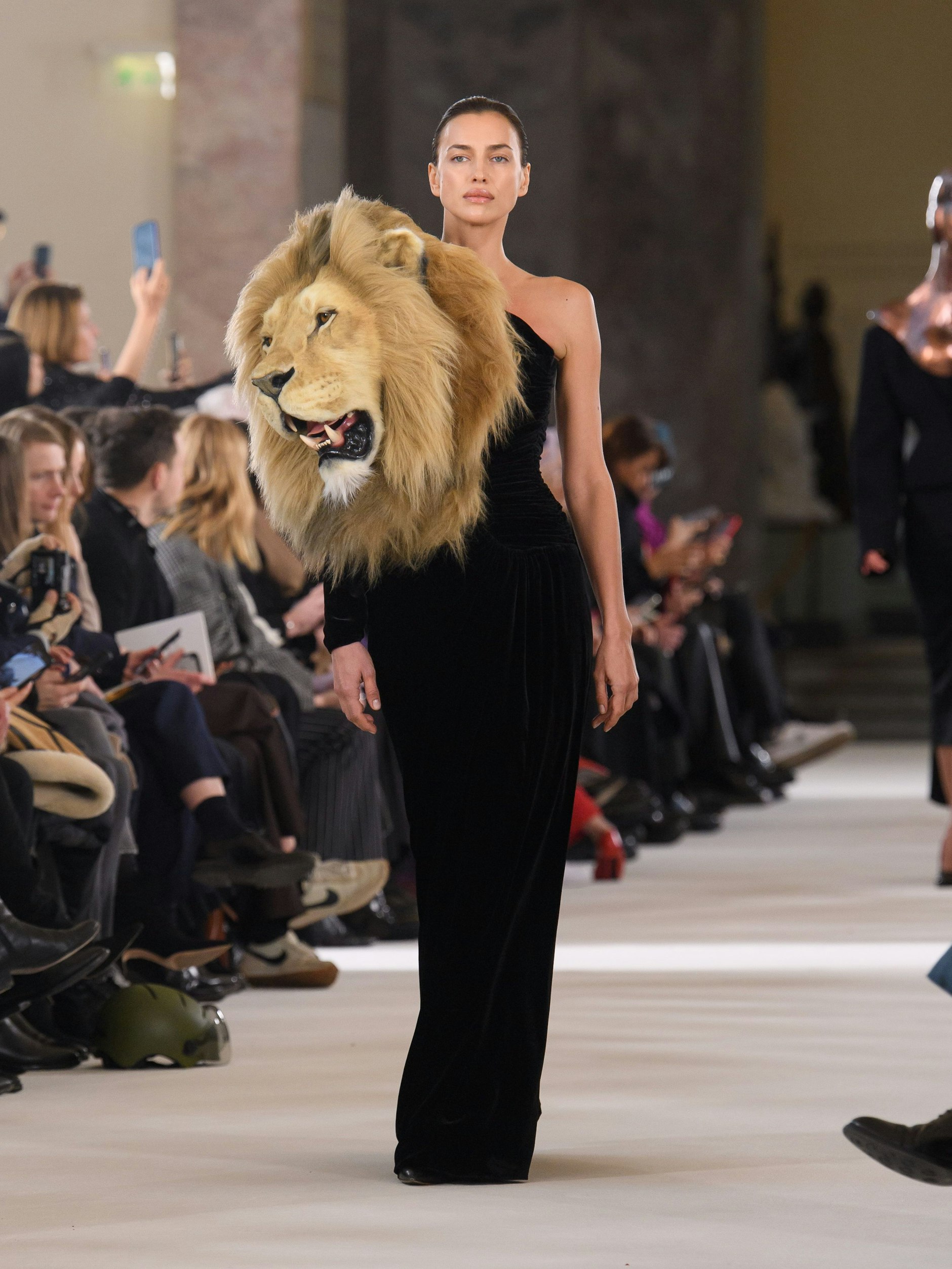 An ein schwarzes Schlauchkleid drapierte&nbsp;Daniel Roseberry einen Löwenkopf. Präsentiert wurde der Look von Model Irina Shayk.