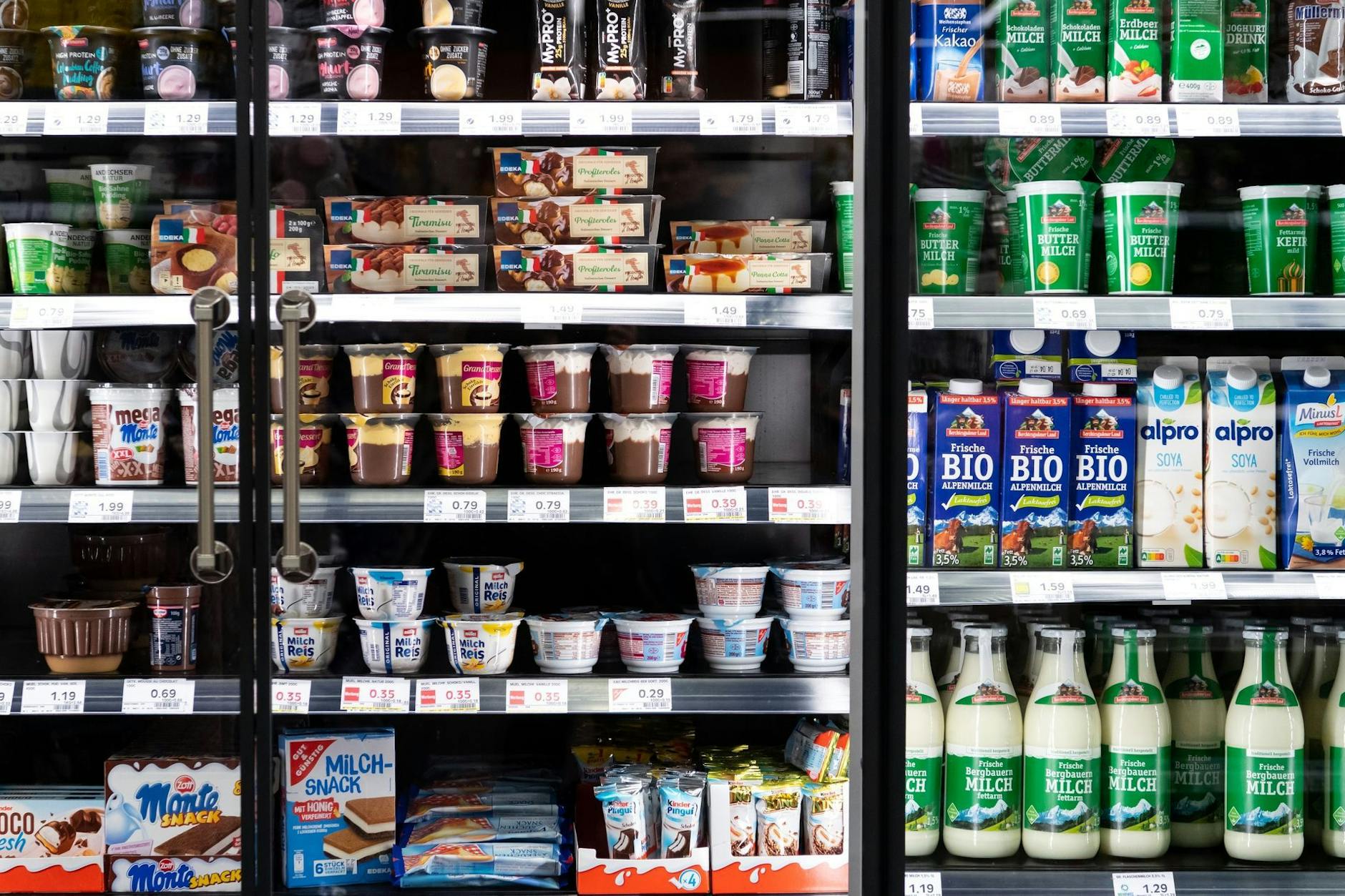 Milchprodukte stehen in einem Supermarktregal.