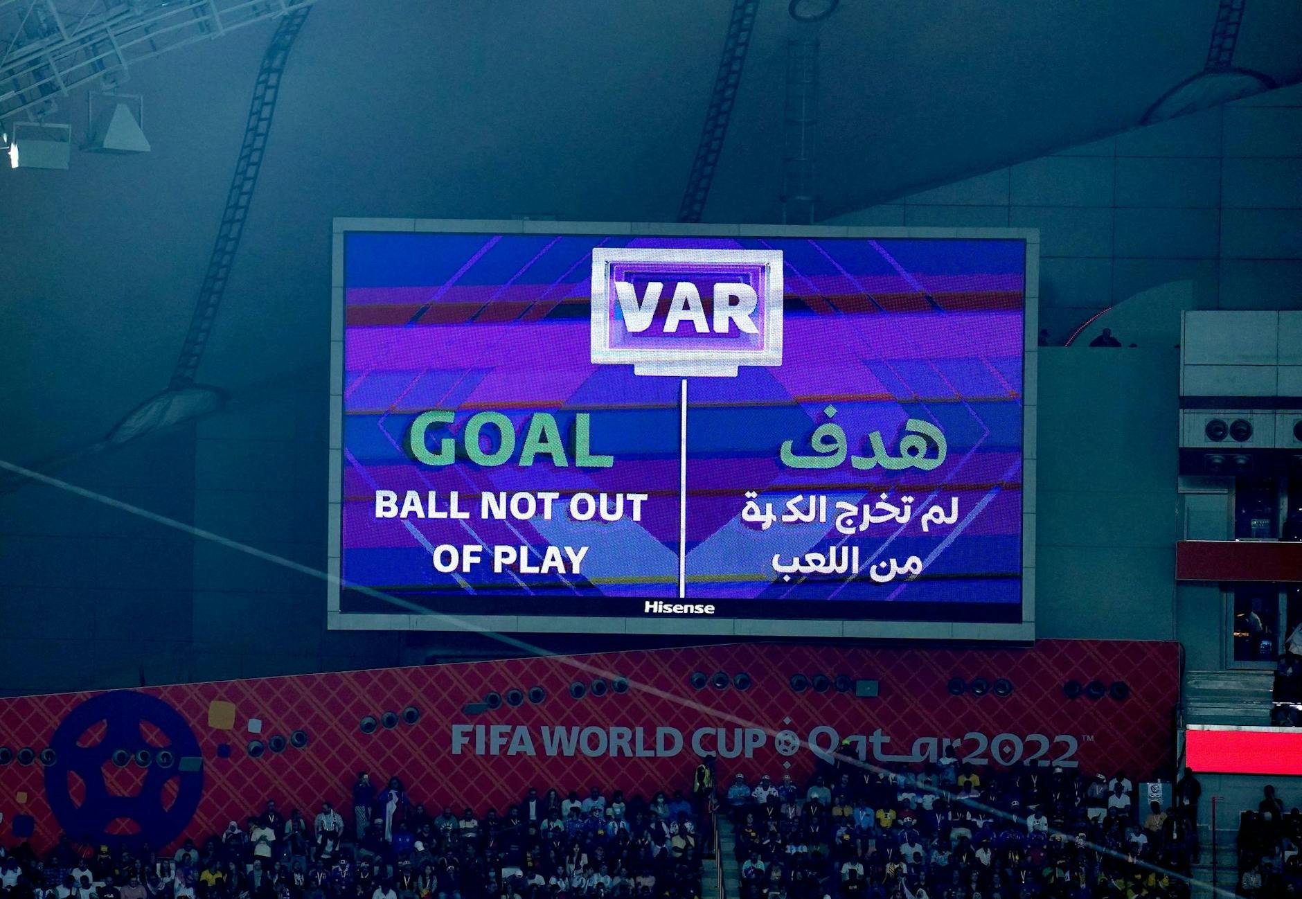 ARCHIV - Eine VAR-Entscheidung bei der WM in Katar. (Symbolbild)