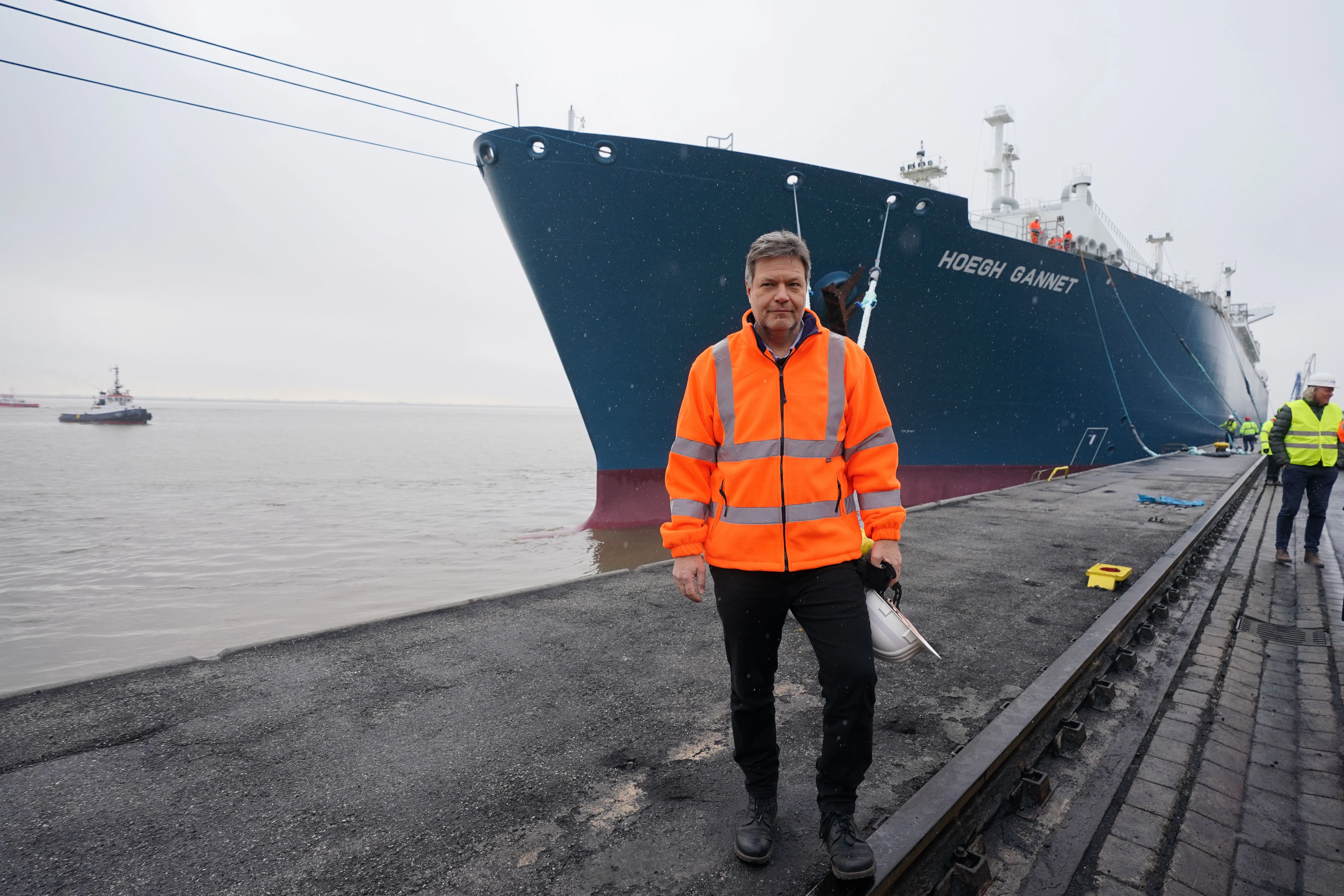 Wirtschaftsminister Robert Habeck steht vor dem schwimmenden LNG-Terminal „Hoegh Gannet“.
