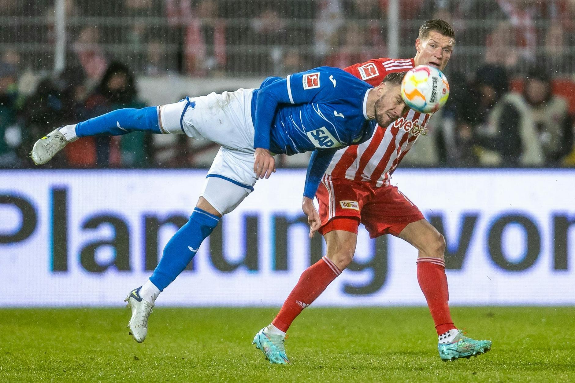 Ermin Bicakcic von TSG Hoffenheim kämpft gegen Berlins Kevin Behrens (r) um den Ball.
