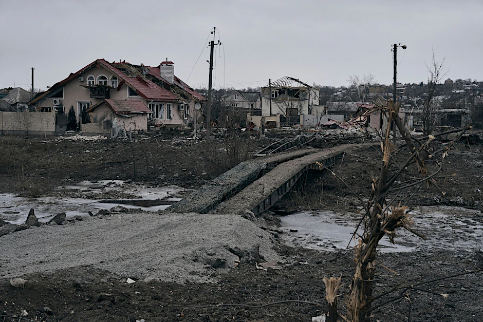 Ukraine, Bachmut: Gebäude und Häuser in Bachmut, die durch Beschuss beschädigt wurden. 