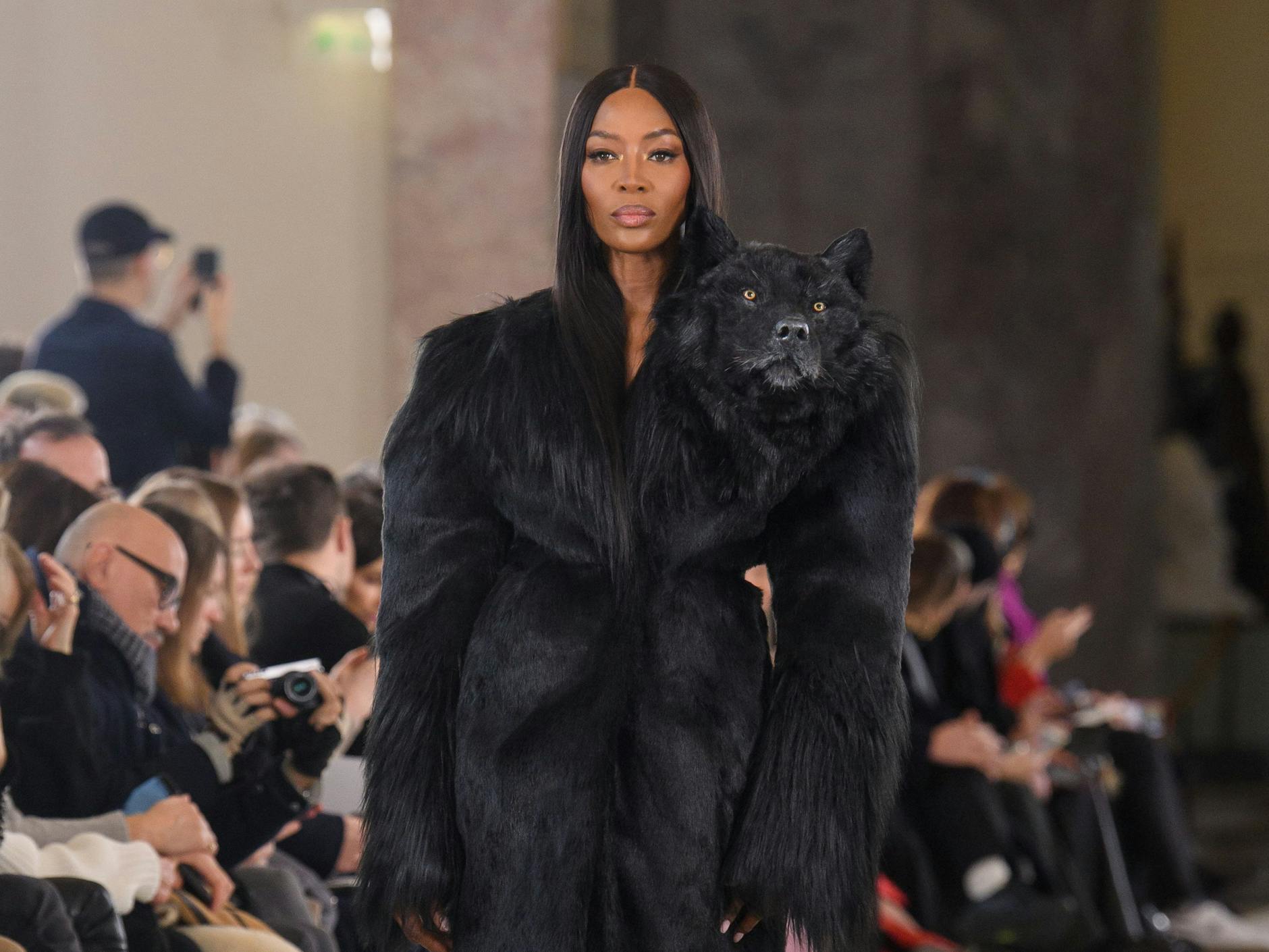 Naomi und der Wolf: Das sah man zur Eröffnung der Couture Week in Paris und schon ist auf Instagram die Hölle los.