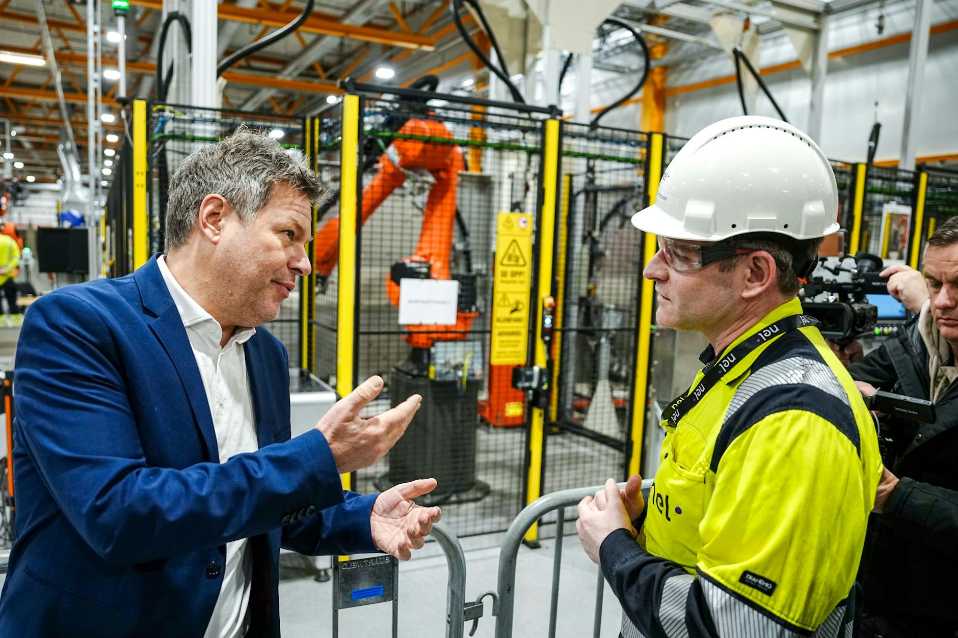 Bundeswirtschaftsminister Robert Habeck reist in Sachen Energie um den Globus. In Norwegen besuchte er Anfang Januar ein Unternehmen, das Elektrolyseure zur Gewinnung von grünem Wasserstoff herstellt.
