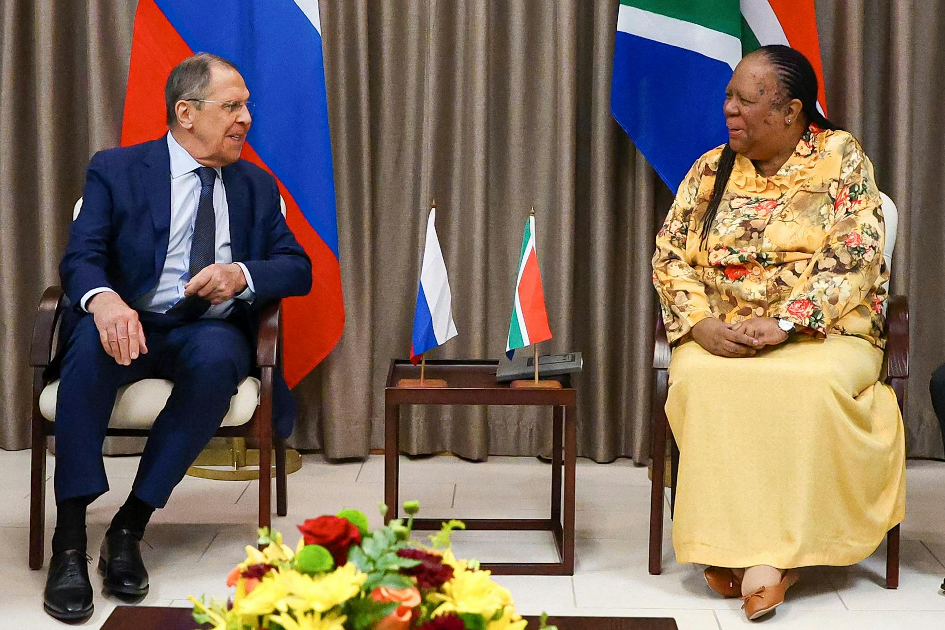 Pretoria: Auf diesem vom Pressedienst des russischen Außenministeriums veröffentlichten Foto unterhalten sich der russische Außenminister Sergej Lawrow (l.) und seine südafrikanische Amtskollegin Naledi Pandor.