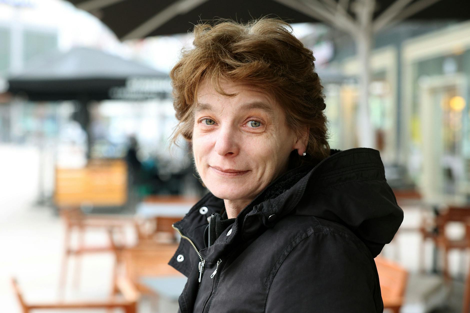 Sabine Friese (54), Verkäuferin aus Ahrensfelde, bei der Umfrage am Alexanderplatz: „In welcher Stadt möchten Sie leben?“ Ihre Antwort: Vor allem in einer sauberen Stadt.