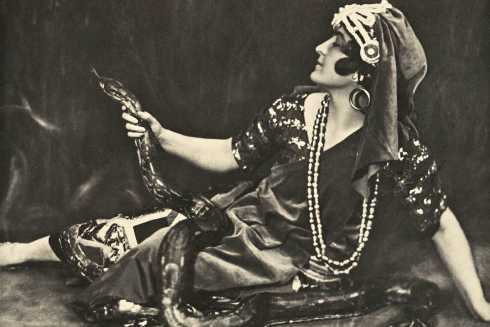 Mit Ehrgeiz und Klugheit machte sich Paula Busch von Berlin aus einen Namen in der Zirkuswelt. Es sind Wesenszüge, die der von ihr oben dargestellten Hindugöttin Durga nachgesagt werden.