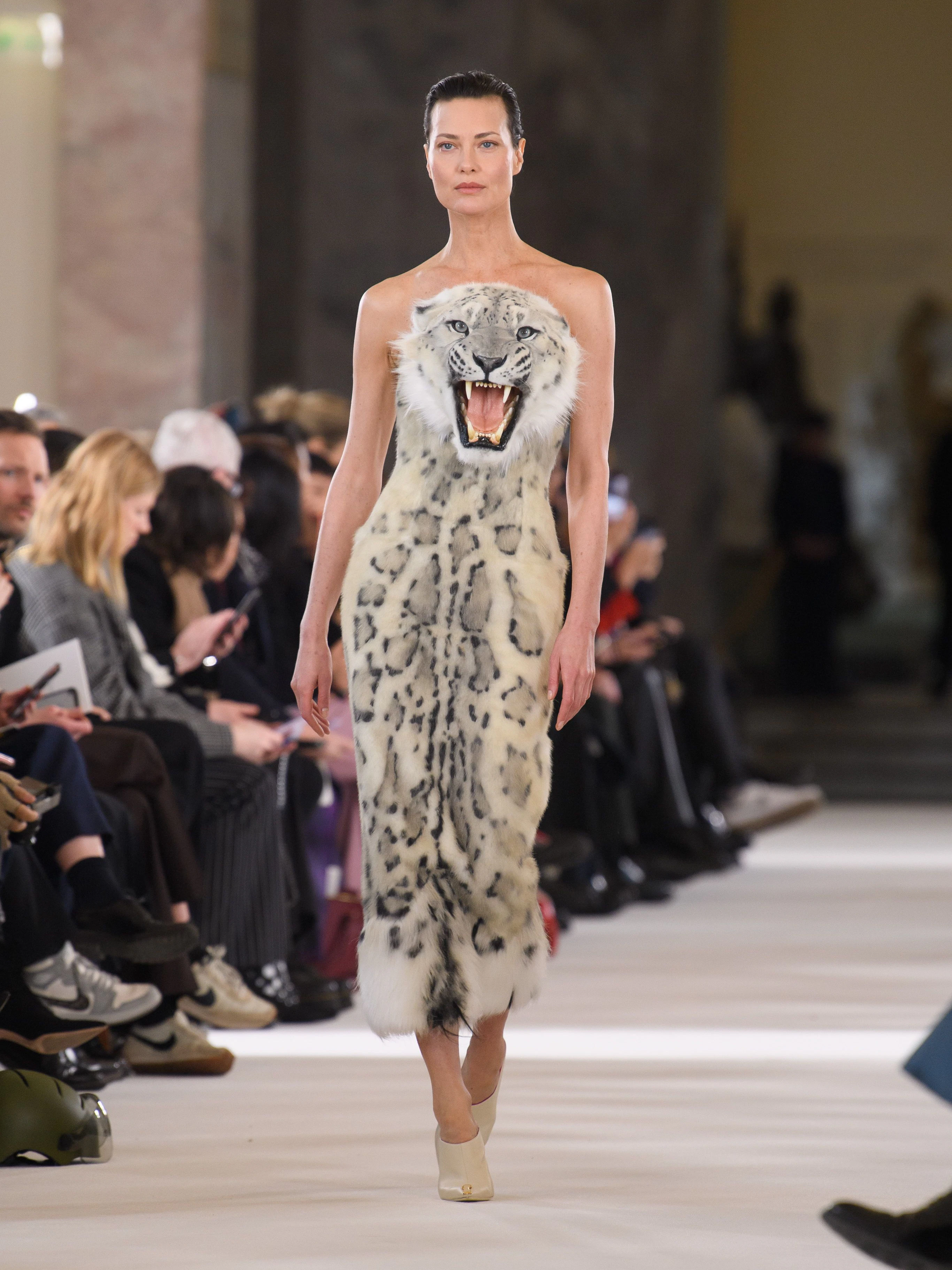 Der Schneeleopard steht in Dantes „Göttlicher Komödie“ für Lust. Auch diese Kleid (an Shalom Harlow), ist Teil von Schiaparellis Couture-Kollektion für den kommenden Sommer.