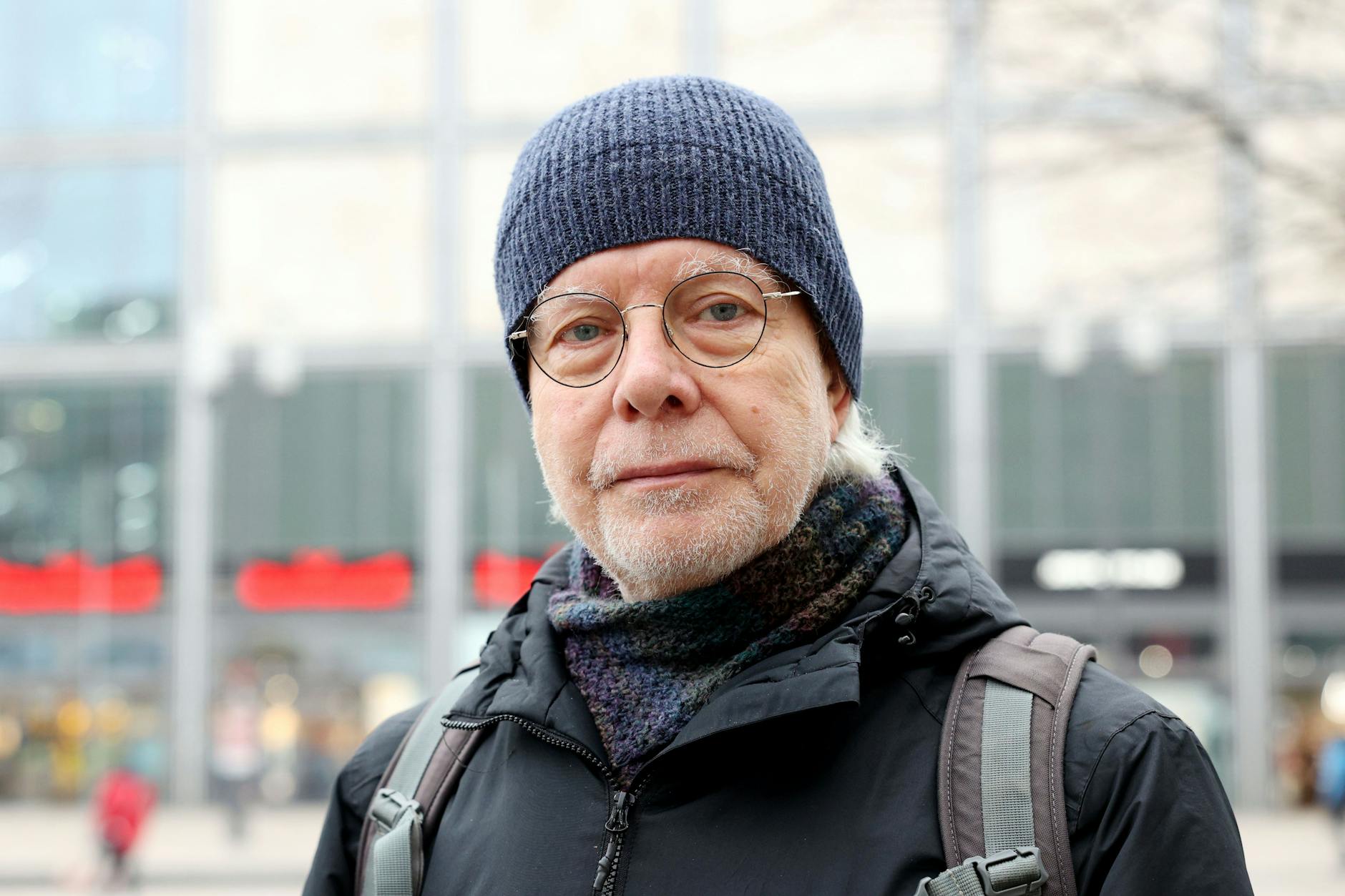 Berlin, Deutschland: Umfrage zu „In welcher Stadt wollen wir leben?“ auf dem Alexanderplatz mit Peter, (74), Rentner aus Spandau.