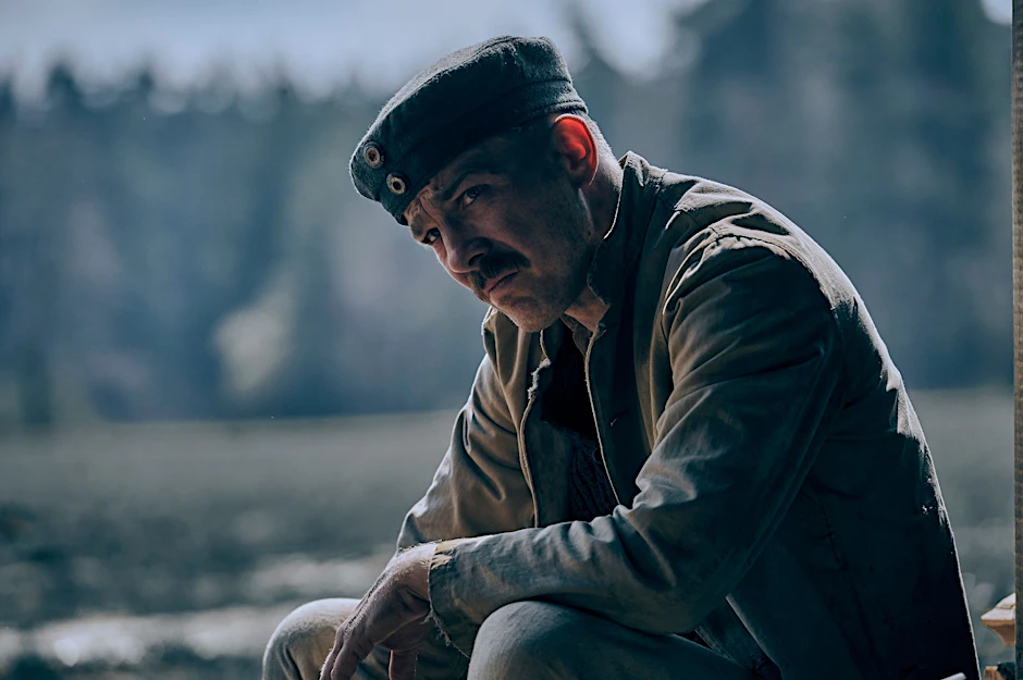 ARCHIV - Albrecht Schuch als Stanislaus Katczinsky in einer Szene des Films «Im Westen nichts Neues».  