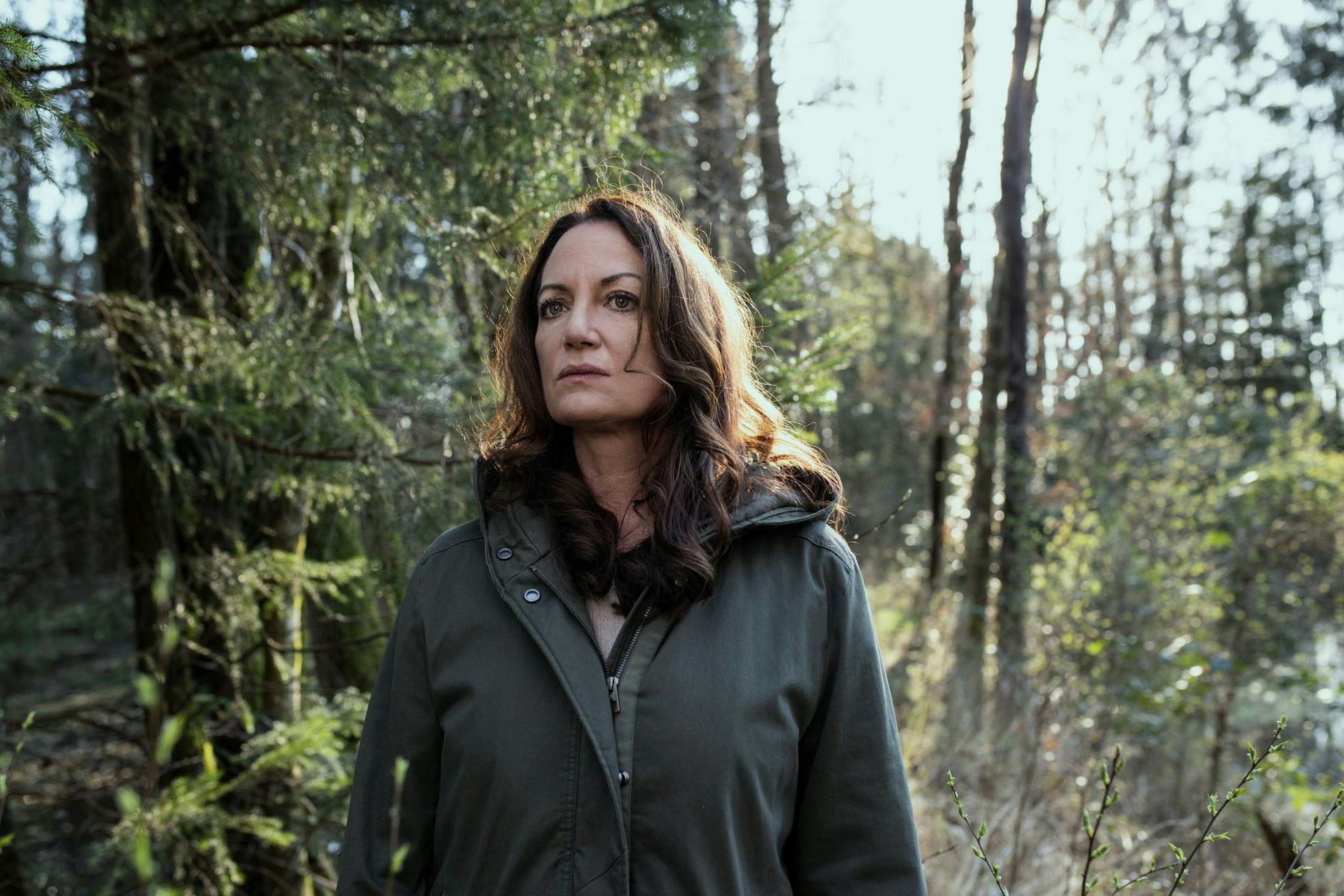 HANDOUT - Jana (Natalia Wörner) findet im Wald den Laptop einer Ermordeten.