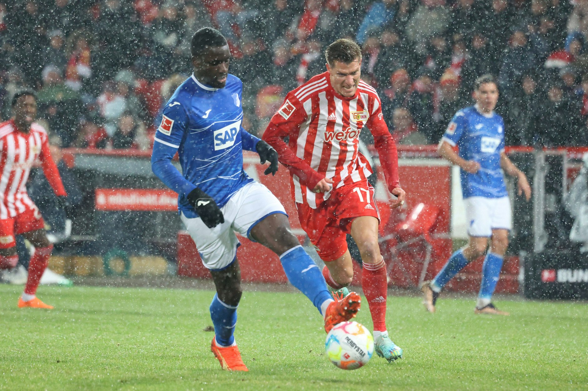 Bekommt Kevin Behrens (2.v.r.) in seiner Heimat- und Geburtsstadt die Möglichkeit, sich von Beginn an zu beweisen?