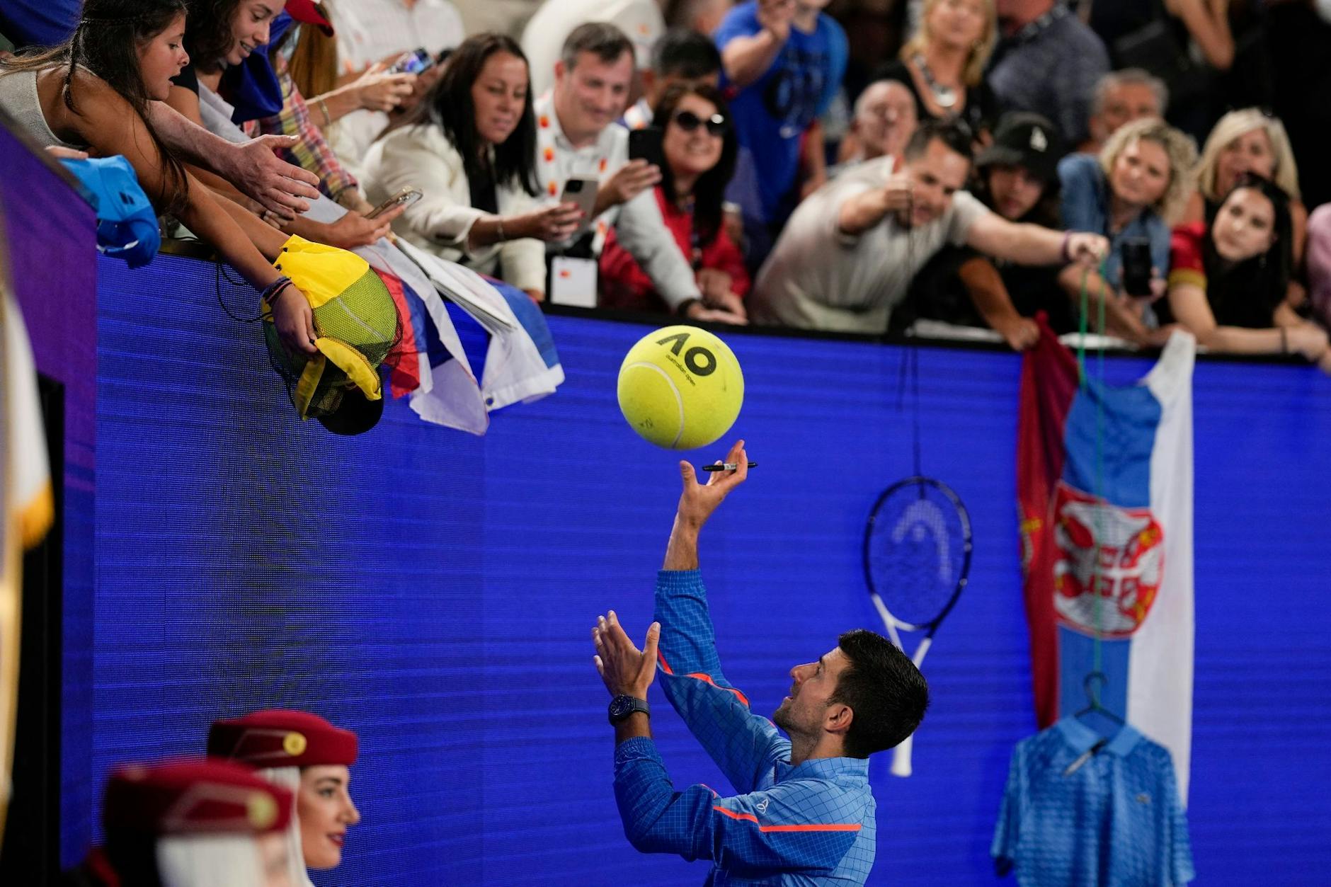 Tennisstar Novak Djokovic hat bei den Australian Open in Melbourne mit einer Machtdemonstration das Viertelfinale erreicht - und zeigte sich anschließend in Autogrammlaune.