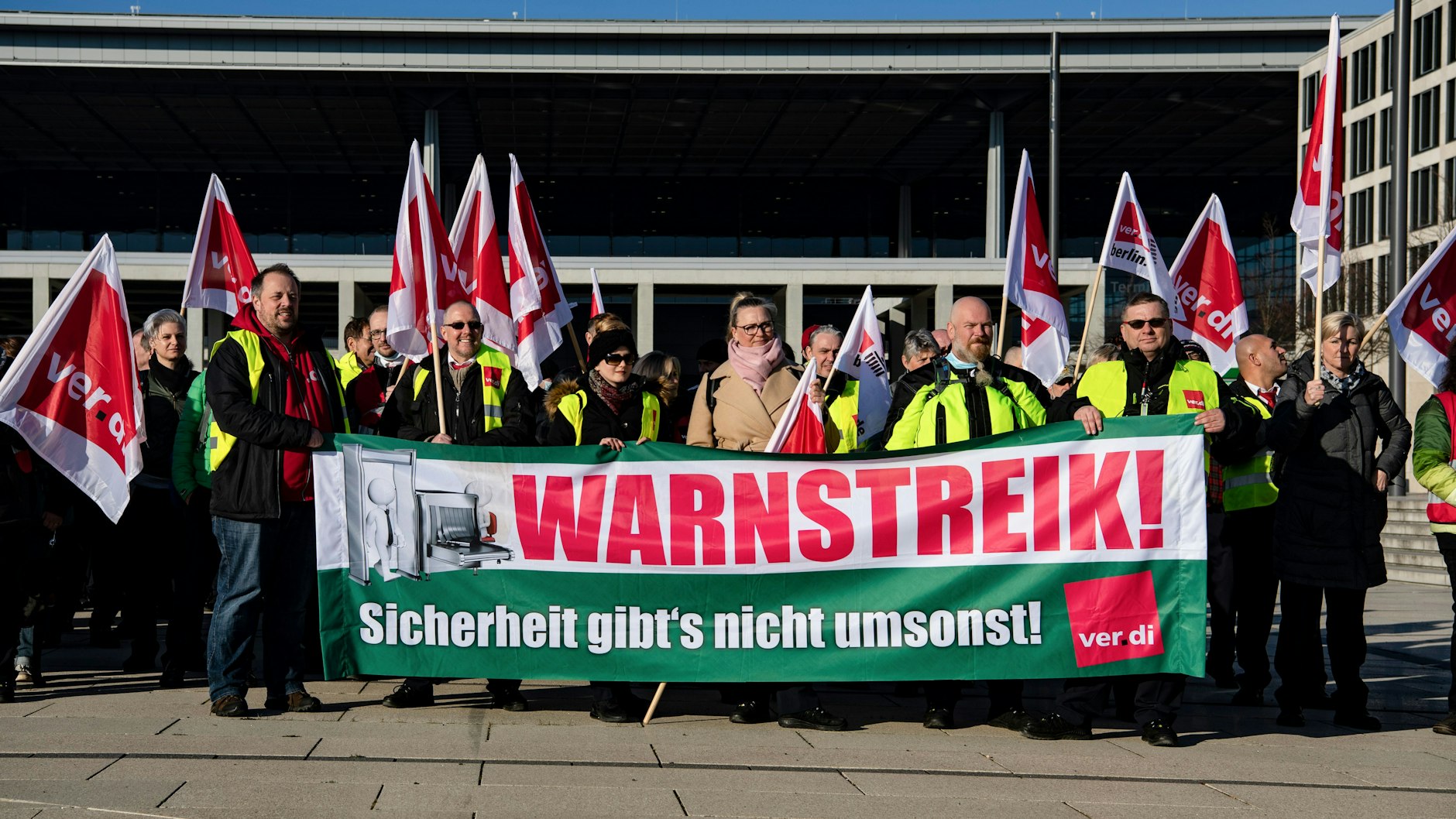 Im Frühjahr 2022 traten Mitarbeiter des Sicherheitspersonal am BER in den Warnstreik. Auch damals kam es zu Problemen bei der Abfertigung der Reisenden, Flüge fielen aus.