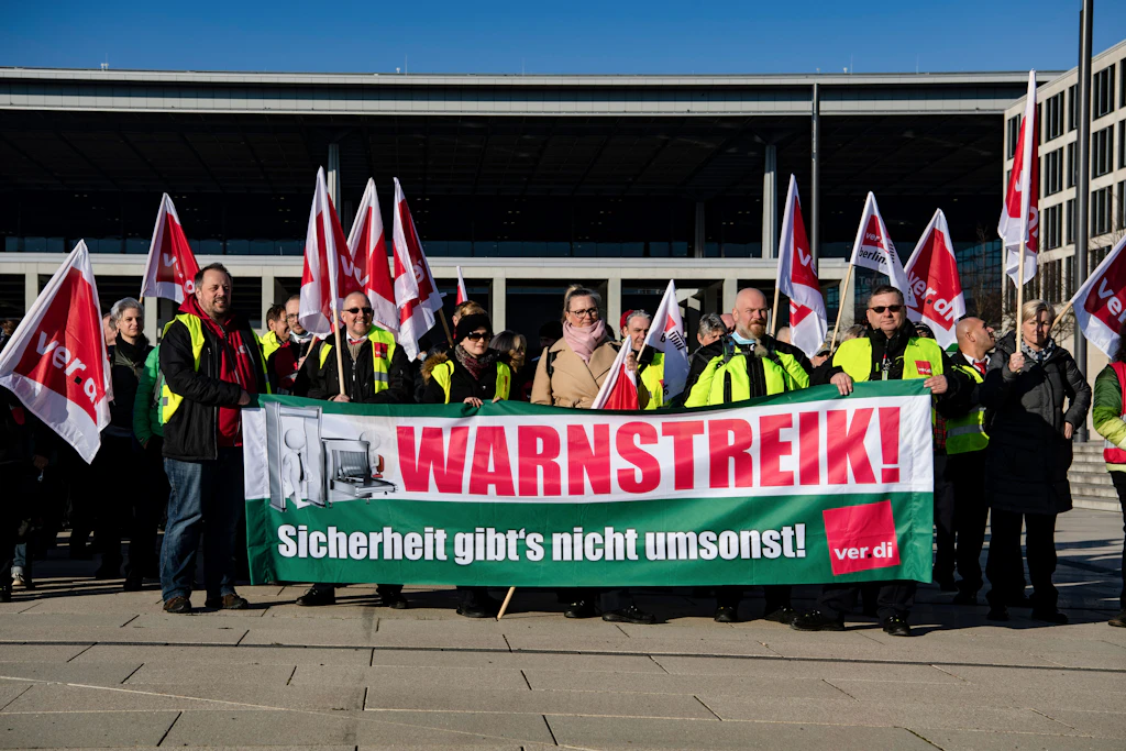 Update! Warnstreiks: Luftsicherheitskräfte an Flughäfen zum Ausstand aufgerufen