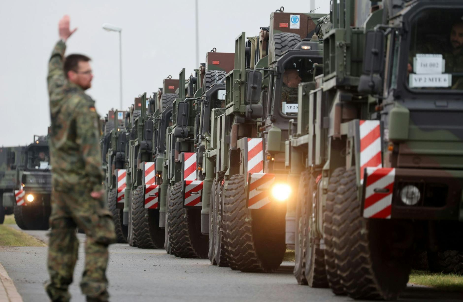 Zwei der drei zugesagten Patriot-Flugabwehrraketenstaffeln begeben sich in Richtung der Stadt Zamosc im Südosten Polens. Von dort sind es rund 60 Kilometer bis zu ukrainischen Grenze und 110 Kilometer bis zur ukrainischen Stadt Lwiw.