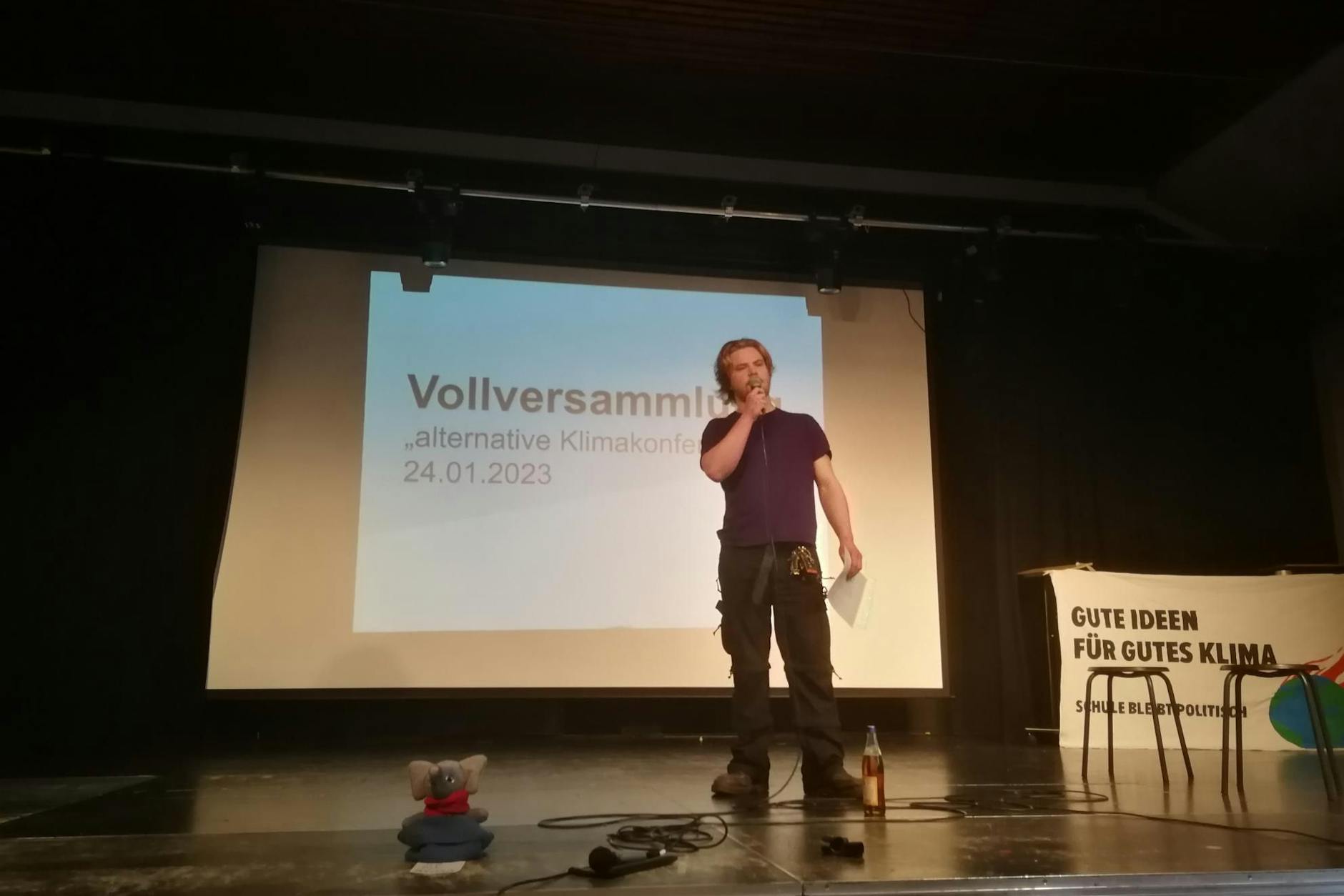 Malte Grefe moderiert die Schülervollversammlung am Dienstag.