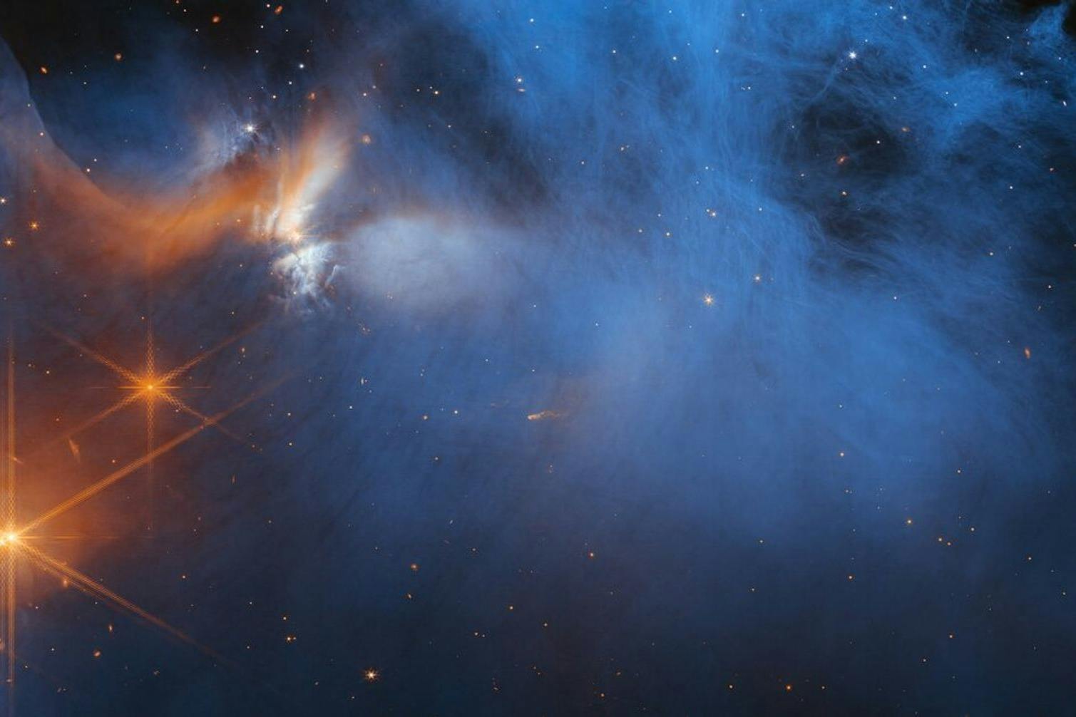 Das „James Webb“-Weltraumteleskop der NASA/ESA/CSA zeigt die zentrale Region der dunklen Molekülwolke Chamäleon I, die sich in 630 Lichtjahren Entfernung befindet.