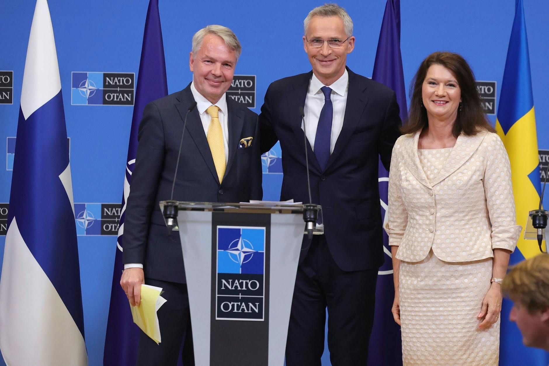 Finnlands Außenminister Pekka Haavisto (l), Schwedens Außenministerin Ann Linde und Nato-Generalsekretär Jens Stoltenberg nehmen an einer Pressekonferenz nach der Unterzeichnung der Nato-Beitrittsprotokolle für Finnland und Schweden teil. 