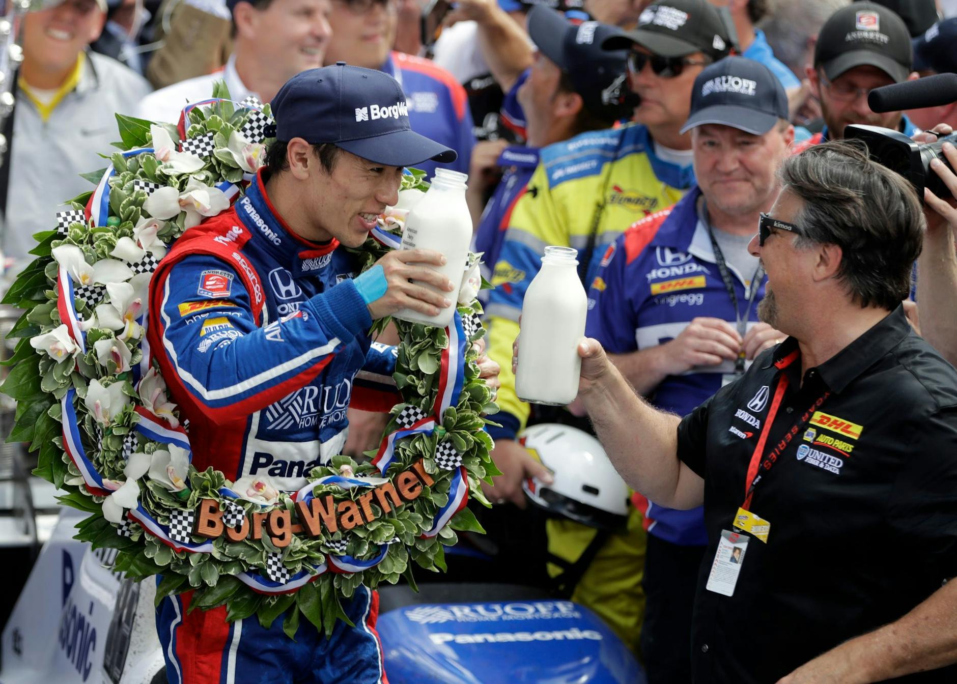 ARCHIV - Will mi General Motors in die Formel 1: Michael Andretti (r).