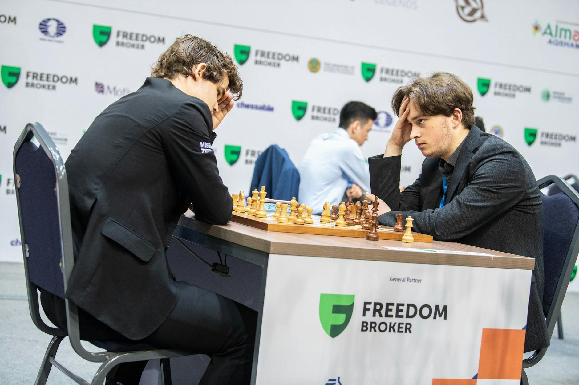 HANDOUT - Vincent Keymer (r) im Spiel gegen Magnus Carlsen. Federation/dpa